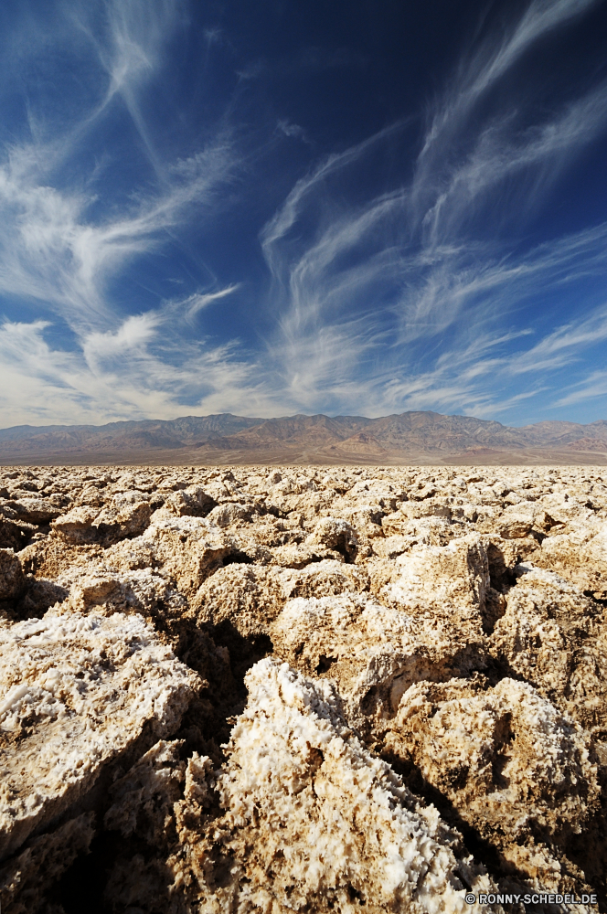 Death Valley National Park Schlucht Wüste Landschaft Berg Fels Himmel Tal Hochland Sand Berge Reisen trocken Stein Land landschaftlich nationalen Geologie Park Tourismus Schlucht Szenerie natürliche Felsen Hügel im freien Bereich im freien Wolken Steppe Wildnis Aushöhlung Reiner Sommer Steinmauer Gelände Umgebung Sandstein Erde Hügel Vulkan natürliche depression Boden Arid Klippe niemand Zaun Wolke Wärme Dürre Südwesten heiß Darm-Trakt außerhalb Horizont Sonnenuntergang Urlaub Spitze Landschaften Schmutz Barrier Tag vulkanische Bildung Entwicklung des ländlichen felsigen Westen Extreme Braun Szene Abenteuer Baum Wahrzeichen karge geologische Boden geologische formation Aussicht Wild Ziel Ökologie Landschaft Wetter Pflanze gelb Kaktus USA Grand sonnig Krater Orange Bereich Panorama Steine bewölkt ruhige Textfreiraum Düne Gras Land canyon desert landscape mountain rock sky valley highland sand mountains travel dry stone land scenic national geology park tourism ravine scenery natural rocks hill outdoors range outdoor clouds steppe wilderness erosion plain summer stone wall terrain environment sandstone earth hills volcano natural depression soil arid cliff nobody fence cloud heat drought southwest hot tract outside horizon sunset vacation peak scenics dirt barrier day volcanic formation rural rocky west extreme brown scene adventure tree landmark barren geological ground geological formation vista wild destination ecology countryside weather plant yellow cactus united states grand sunny crater orange area panorama stones cloudy tranquil copy space dune grass country