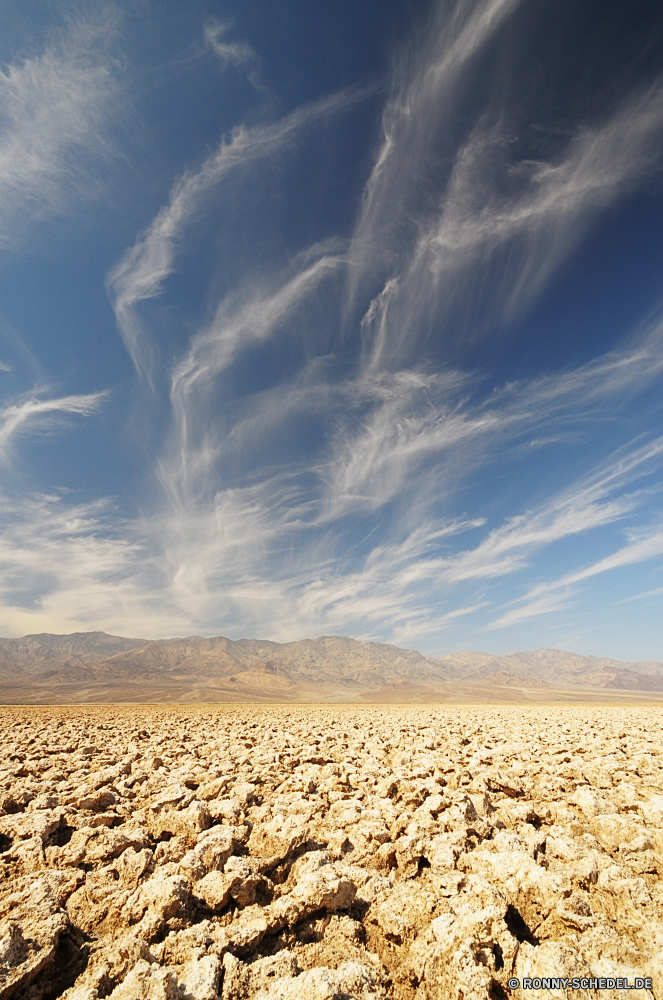 Death Valley National Park Landschaft Hochland Himmel Land Feld Düne Entwicklung des ländlichen Weizen Wüste Reiner Sommer Horizont Landschaft Wiese Landwirtschaft Sonne Land Szenerie Gras Wolke Bauernhof Wolken Steppe Sand trocken im freien landschaftlich Sonnenlicht Pflanze gelb Sonnenuntergang Landbau Szene Ernte cereal Reisen bewölkt Ernte Tal Umgebung Saison Ackerland sonnig Wolkengebilde Berg Hügel natürliche Herbst Stroh Heu Korn Wetter Frühling Baum außerhalb Sonnenaufgang Atmosphäre Gold klar Berge im freien heiß Tag Golden Wärme Arid Orange nicht Städtisches Morgenröte einsam Schlucht Rasen Darm-Trakt bunte Straße Tourismus Gerste landwirtschaftlichen Mais Abenteuer wachsen Wildnis fallen Ernte Gelände Bereich Licht Fels Weide Erde Ökologie Park Boden Dürre hell Wild Roggen Farbe niemand Aussicht Felder Busch Dämmerung Stein Brot Boden Einsamkeit Schatten Wachstum landscape highland sky land field dune rural wheat desert plain summer horizon countryside meadow agriculture sun country scenery grass cloud farm clouds steppe sand dry outdoor scenic sunlight plant yellow sunset farming scene harvest cereal travel cloudy crop valley environment season farmland sunny cloudscape mountain hill natural autumn straw hay grain weather spring tree outside sunrise atmosphere gold clear mountains outdoors hot day golden heat arid orange non urban dawn lonely canyon lawn tract colorful road tourism barley agricultural corn adventure grow wilderness fall harvesting terrain range light rock pasture earth ecology park ground drought bright wild rye color nobody vista fields bush dusk stone bread soil solitude shadow growth