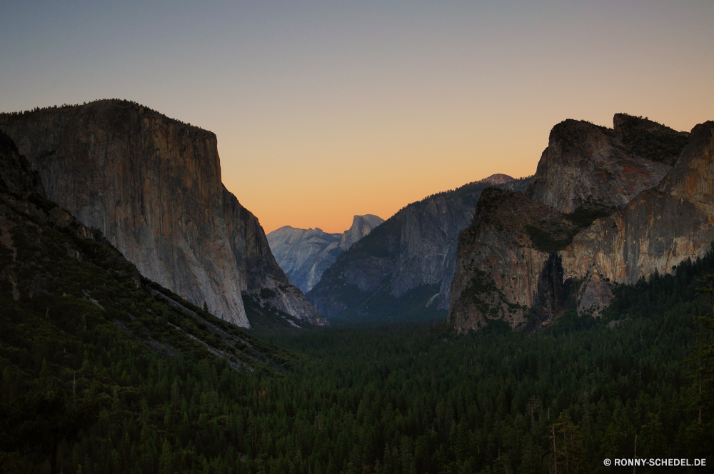 Yosemite National Park Berg Schlucht Landschaft Tal Berge Wildnis Himmel Bereich Fels Park nationalen Reisen Klippe Tourismus geologische formation Schlucht Spitze landschaftlich Wüste Wolken Stein Alp Wald Szenerie Baum Bäume Schnee im freien felsigen Sommer Hügel natürliche depression Felsen Urlaub Wolke Fluss Gras natürliche Höhe im freien Umgebung natürliche hoch Sandstein Alpen Alpine Geologie Wandern Gletscher Wasser Hochland Bildung Land Panorama Wild Steigung See Aushöhlung Landschaften Aussicht Aufstieg Szene Urlaub Klettern Klettern Sonne Tourist Horizont Mount Grand Linie Herbst Westen Sand Landschaften Winter friedliche Dolomiten Frühling fallen Straße gelb Wunder Boden übergeben Hügel sonnig kalt Resort Knoll Ruhe bunte mountain canyon landscape valley mountains wilderness sky range rock park national travel cliff tourism geological formation ravine peak scenic desert clouds stone alp forest scenery tree trees snow outdoor rocky summer hill natural depression rocks vacation cloud river grass natural elevation outdoors environment natural high sandstone alps alpine geology hiking glacier water highland formation land panorama wild slope lake erosion landscapes vista ascent scene holiday climb climbing sun tourist horizon mount grand line autumn west sand scenics winter peaceful dolomites spring fall road yellow wonder ground pass hills sunny cold resort knoll calm colorful