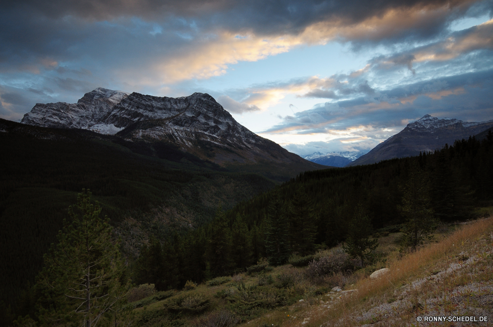 Banff National Park Bereich Berg Berge Landschaft Alp Schnee Himmel Spitze natürliche Höhe Reisen Wolken Tal Wald Fels Szenerie hoch Gletscher geologische formation Hochland Baum Park landschaftlich Hügel Wolke Tourismus nationalen Gras Alpen im freien Wildnis im freien Bäume felsigen Sommer Fluss Spitzen Umgebung Stein Gipfeltreffen Steigung Alpine übergeben Wandern Panorama Nach oben sonnig Mount Felsen Urlaub Winter Hügel See Wandern fallen Urlaub Herbst Eis Klippe Klettern Aufstieg bewölkt Wiese Höhe Klettern Frühling Reise natürliche Horizont Trek Landschaften Wanderung Szene Ökologie ruhige Wasser Entwicklung des ländlichen MT Bergsteigen Grat Wild kalt Abenteuer Land Feld Sonnenschein Ziel Straße Schlucht Öffnen Land range mountain mountains landscape alp snow sky peak natural elevation travel clouds valley forest rock scenery high glacier geological formation highland tree park scenic hill cloud tourism national grass alps outdoors wilderness outdoor trees rocky summer river peaks environment stone summit slope alpine pass hiking panorama top sunny mount rocks vacation winter hills lake trekking fall holiday autumn ice cliff climbing ascent cloudy meadow altitude climb spring journey natural horizon trek landscapes hike scene ecology tranquil water rural mt mountaineering ridge wild cold adventure land field sunshine destination road canyon open country