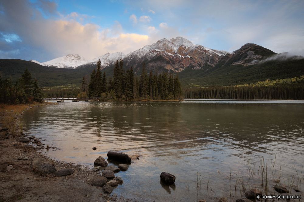 Jasper National Park am See See Ufer Berg Landschaft Berge Becken Fluss Wasser Wald natürliche depression Park geologische formation nationalen Himmel Schnee landschaftlich Reisen Reflexion Bäume im freien Szenerie Baum Spitze Umgebung Wildnis Tourismus Bereich im freien Sommer Gletscher Herbst natürliche Fels Tal fallen Hügel friedliche Ruhe Teich Wolken Kiefer Felsen Wolke ruhige klar Gras Hochland Wandern Stream Landschaften Holz Erholung felsigen gelassene idyllische Szene Horizont Mount Wanderung entfernten Landschaften Panorama Stein Ökologie Landschaft am Morgen Farbe Hügel Wild Frühling sonnig kalt Grat Erhaltung bewölkt Urlaub Wahrzeichen Land Kaskade Creek malerische Klippe Eis Ozean Sonne Sonnenuntergang lakeside lake shore mountain landscape mountains basin river water forest natural depression park geological formation national sky snow scenic travel reflection trees outdoors scenery tree peak environment wilderness tourism range outdoor summer glacier autumn natural rock valley fall hill peaceful calm pond clouds pine rocks cloud tranquil clear grass highland hiking stream landscapes wood recreation rocky serene idyllic scene horizon mount hike remote scenics panorama stone ecology countryside morning color hills wild spring sunny cold ridge conservation cloudy vacation landmark country cascade creek picturesque cliff ice ocean sun sunset