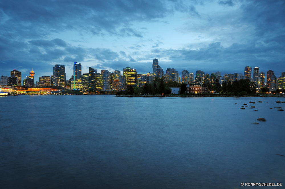 Vancouver am Wasser Stadt Skyline Stadtansicht Wolkenkratzer Urban Architektur Gebäude Fluss Innenstadt Wasser Gebäude Himmel moderne Wolkenkratzer Nacht Reisen Turm Geschäft Hafen Ozean Brücke Tourismus Reflexion Wahrzeichen Sonnenuntergang groß Büro Dämmerung 'Nabend Metropole Ufer Struktur Neu Zentrum Bucht Geschäftsviertel landschaftlich Landschaft Tourist Boot Meer hoch Landkreis Körper des Wassers Stadt Unternehmen finanzielle Marina Lichter Anlegestelle Küste Urlaub Licht Park Dämmerung am See Vereinigte Haus Hafen Panorama Szene Urlaub berühmte Küstenlinie Straße niedrigere Wohnungen Büros Schiff Zustand bunte Finanzen Midtown Reich Wellenbrecher See Bau kommerzielle Ziel im freien Sommer waterfront city skyline cityscape skyscraper urban architecture building river downtown water buildings sky modern skyscrapers night travel tower business harbor ocean bridge tourism reflection landmark sunset tall office dusk evening metropolis shore structure new center bay business district scenic landscape tourist boat sea high district body of water town corporate financial marina lights pier coast vacation light park twilight lakeside united house port panorama scene holiday famous shoreline street lower apartments offices ship state colorful finance midtown empire breakwater lake construction commercial destination outdoors summer