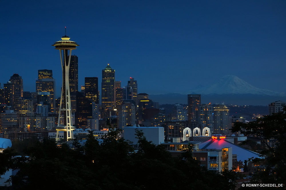 Seattle Geschäftsviertel Stadt Skyline Stadtansicht Nacht Urban Architektur Wolkenkratzer Innenstadt Turm Gebäude Himmel Gebäude Wahrzeichen groß Geschäft Reisen moderne Zentrum Büro Wolkenkratzer Fluss Sonnenuntergang Dämmerung Landkreis finanzielle Straße hoch Lichter am Wasser Panorama Neu Szene 'Nabend Licht Tourismus berühmte Metropole Stadt Brücke Bau Landschaft Unternehmen Dämmerung Wasser aussenansicht Struktur Reflexion Reich Hafen Vereinigte Metropolitan Midtown Türme Luftbild Zustand kommerzielle Ziel Wolken dunkel Panorama landschaftlich beleuchtete Tourist Büros uns Wohnung Park Finanzen Urlaub Bucht Hauptstadt Nach oben Straße Horizont Stahl niedrigere Arbeit Universität Hotel business district city skyline cityscape night urban architecture skyscraper downtown tower building sky buildings landmark tall business travel modern center office skyscrapers river sunset dusk district financial street high lights waterfront panorama new scene evening light tourism famous metropolis town bridge construction landscape corporate twilight water exterior structure reflection empire harbor united metropolitan midtown towers aerial state commercial destination clouds dark panoramic scenic illuminated tourist offices us apartment park finance vacation bay capital top road horizon steel lower work university hotel