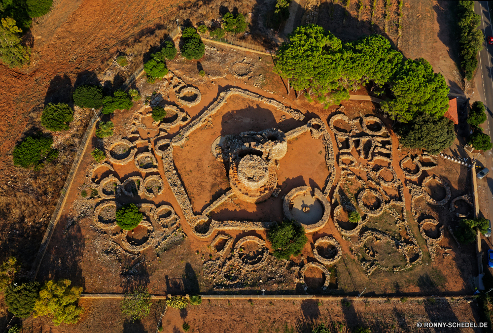 Nuraghe Palmavera Mosaik Graffito alt Antike Messwertaufnehmer Dekoration Kunst Geschichte Stein Architektur Religion Reisen Tourismus Grunge Elektrisches Gerät Tempel Antik Gebäude Kirche Mauer Textur Jahrgang Gerät Kultur Skulptur Ruine Detail im Alter von Backstein Muster Gestaltung Struktur heilig Spiritualität Tourist Retro Denkmal Golden historischen Fliese historische religiöse Zeit Erbe texturierte Gedenkstätte Gold Friedhof Roman Museum Reich Turkei Gott rostige Statue Grabstein Geld Schnitzerei Sand Wahrzeichen Braun Währung Prophet byzantinische Ruine Uhren glauben Stadt berühmte Landschaft Urlaub Bargeld Rau Baumaterial Schloss mosaic graffito old ancient transducer decoration art history stone architecture religion travel tourism grunge electrical device temple antique building church wall texture vintage device culture sculpture ruins detail aged brick pattern design structure holy spirituality tourist retro monument golden historic tile historical religious time heritage textured memorial gold cemetery roman museum empire turkey god rusty statue gravestone money carving sand landmark brown currency prophet byzantine ruin watch faith city famous landscape vacation cash rough building material castle