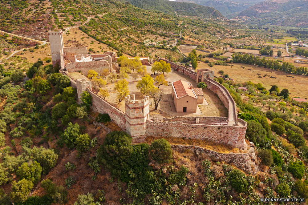 Castle Serravalle Schloss Kloster Gebäude Festung Reisen Architektur Palast Haus Antike religiöse Residenz Residenz Stadt Geschichte Befestigung Wahrzeichen alt Tourismus Landschaft historischen Stadt Turm Mauer Kirche Stein Berg Himmel Defensive Struktur historische mittelalterliche Häuser Ringwall landschaftlich Fluss im freien Panorama Hügel im freien Struktur Kultur Denkmal berühmte Sommer Tourist aussenansicht Tal Wohnung Szenerie Gebäude Baum Urban Urlaub Dorf traditionelle Dach Berge Ruine Religion Fels Szene Dächern Urlaub Bäume Hügel Erbe Entwicklung des ländlichen Tag Wolken Ruine Panorama Stadtansicht außerhalb Wasser Backstein Land sonnig Ziel Platz Straße Landschaft Tempel Außenbereich Meer Weingut Touristische Vergangenheit Küste Brücke Klippe castle monastery building fortress travel architecture palace house ancient religious residence residence city history fortification landmark old tourism landscape historic town tower wall church stone mountain sky defensive structure historical medieval houses rampart scenic river outdoors panorama hill outdoor structure culture monument famous summer tourist exterior valley dwelling scenery buildings tree urban vacation village traditional roof mountains ruins religion rock scene roofs holiday trees hills heritage rural day clouds ruin panoramic cityscape outside water brick country sunny destination place street countryside temple exteriors sea vineyard touristic past coast bridge cliff