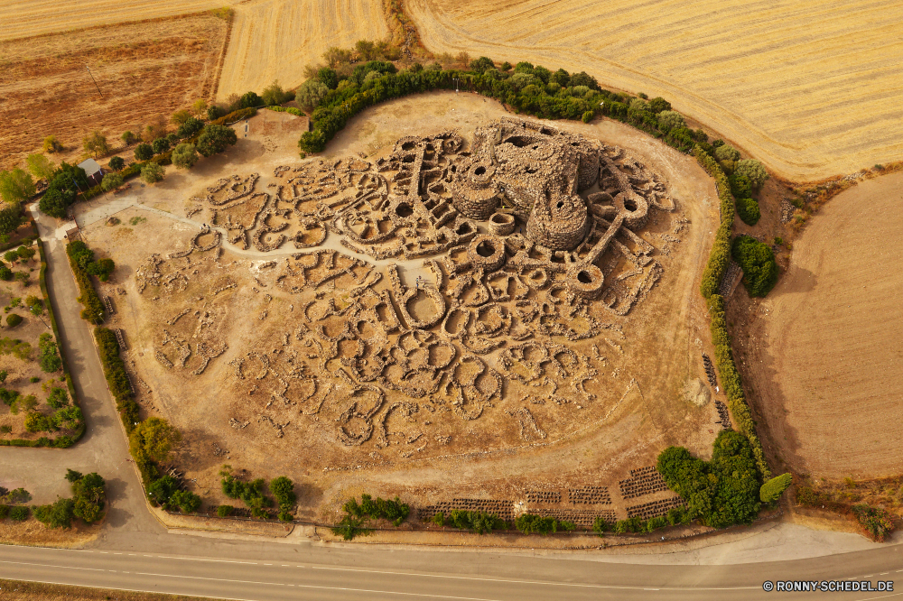 Nuraghe Su Nuraxi Friedhof Gedenkstätte Stein Grabstein Struktur alt Textur Labyrinth Antike Mauer Muster Architektur Kunst Messing Reisen Gestaltung Grunge Geschichte texturierte Kultur Rau Schnitzerei Oberfläche Backstein Fels Detail Tapete Antik Skulptur im Alter von Baum Sand Braun Schließen Bau Jahrgang Hintergrund Religion Gebäude Tempel Tourist Osten Rustikale Stadt Dekoration historischen closeup Material Wasser Papier Farbe Boden historische religiöse Denkmal Tourismus aussenansicht Loch Himmel cemetery memorial stone gravestone structure old texture maze ancient wall pattern architecture art brass travel design grunge history textured culture rough carving surface brick rock detail wallpaper antique sculpture aged tree sand brown close construction vintage backdrop religion building temple tourist east rustic city decoration historic closeup material water paper color ground historical religious monument tourism exterior hole sky