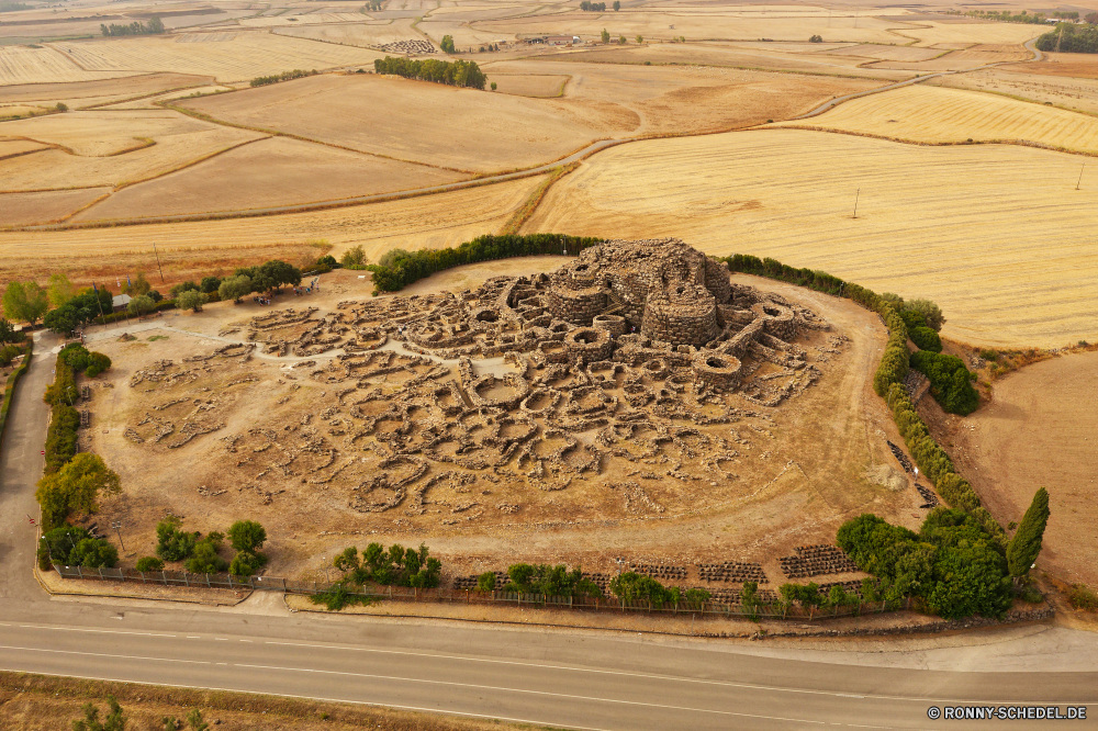 Nuraghe Su Nuraxi Sand Wüste Landschaft Himmel Reisen Fels Boden Tourismus Park Erde nationalen Berg Schlucht Stein Wasser trocken Strand Sandstein Urlaub im freien Backstein Sommer landschaftlich Berge heiß natürliche Düne Antike Aushöhlung Fluss Baumaterial im freien Wolken Arid Architektur Umgebung Hügel Tal Orange Wolke sonnig Meer Insel See Geologie Sonne Tourist Ozean historische Küste niemand Land Klippe Wahrzeichen Küste Gebäude Südwesten Labyrinth Baum Tag Attraktion Grab Felsen Ziel Denkmal berühmte Straße Szenerie Sonnenuntergang Geschichte gelb Wild Hügel Knoll Boden Schmutz Abenteuer Feld Sonnenaufgang Wärme Stadt Festung Horizont Erholung Entwicklung des ländlichen sand desert landscape sky travel rock soil tourism park earth national mountain canyon stone water dry beach sandstone vacation outdoors brick summer scenic mountains hot natural dune ancient erosion river building material outdoor clouds arid architecture environment hill valley orange cloud sunny sea island lake geology sun tourist ocean historical coastline nobody land cliff landmark coast building southwest maze tree day attraction grave rocks destination monument famous road scenery sunset history yellow wild hills knoll ground dirt adventure field sunrise heat city fortress horizon recreation rural