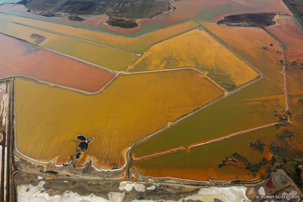 Salzgewinnung Sand Düne Boden Wüste Erde Landschaft Reisen Dünen Himmel trocken Auto Abenteuer im freien Tourismus sandigen Sonne sonnig Wärme Hügel Kfz heiß Orange Urlaub Marokko Strand-Kombi Sommer Arid Horizont Sonnenuntergang Extreme gelb Land Szenerie Wolken Transport Schatten Reise landschaftlich Verwurzelung Straße Exploration Safari Reise Strand Dürre Wasser Verkehr Meer ERG Sanddüne wolkenlosen Einsamkeit Gelände Sonnenlicht welligkeit Wolke Rau Ozean Maroc Küste Berg im freien Fels niemand Darm-Trakt Windschutzscheibe Flugzeug ruhige einsam ruhig Tal Landschaften Fahrzeug Flugzeug natürliche hoch Welle Flügel Flugzeug Motor Flug Winter Wildnis Radfahrzeug gelassene Sonnenaufgang Ufer Luft Verkehrsflugzeug Tourist Karton Bildschirm sand dune soil desert earth landscape travel dunes sky dry car adventure outdoor tourism sandy sun sunny heat hill motor vehicle hot orange vacation morocco beach wagon summer arid horizon sunset extreme yellow land scenery clouds transportation shadow journey scenic desolate road exploration safari trip beach drought water transport sea erg sand dune cloudless loneliness terrain sunlight ripple cloud rough ocean hummock coast mountain outdoors rock nobody tract windshield airplane tranquil lonely quiet valley scenics vehicle aircraft natural high wave wing plane engine flight winter wilderness wheeled vehicle serene sunrise shore air airliner tourist carton screen