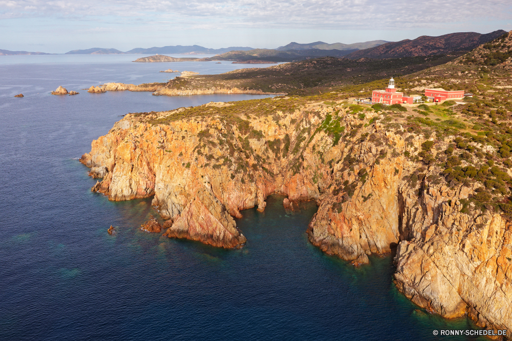 Faro Capo Spartivento Vorgebirge geologische formation natürliche Höhe Meer Ozean Küste Strand Wasser Küste Landschaft Klippe Fels Insel Reisen Himmel Ufer Bucht Welle Sommer Urlaub Sand Tourismus Berg Felsen Urlaub Sonne Wellen felsigen landschaftlich Horizont Stein seelandschaft Surf Wolke Szene ruhige Wolken Küstenlinie Höhle Tropischer Paradies Entspannen Sie sich Klippen Tourist Hügel Resort Ziel am Meer Pazifik Türkis sonnig Szenerie Riff im freien Gezeiten Baum Küste Sonnenlicht Reiseziele idyllische Kap natürliche Wetter Inseln im freien friedliche Ruhe Sonnenuntergang Segeln Urlaub Boot Rau Insel Tag Schwimmen Steine Urlaub Schiff promontory geological formation natural elevation sea ocean coast beach water coastline landscape cliff rock island travel sky shore bay wave summer vacation sand tourism mountain rocks holiday sun waves rocky scenic horizon stone seascape surf cloud scene tranquil clouds shoreline cave tropical paradise relax cliffs tourist hill resort destination seaside pacific turquoise sunny scenery reef outdoor tide tree coastal sunlight destinations idyllic cape natural weather islands outdoors peaceful calm sunset sailing vacations boat rough isle day swim stones holidays ship