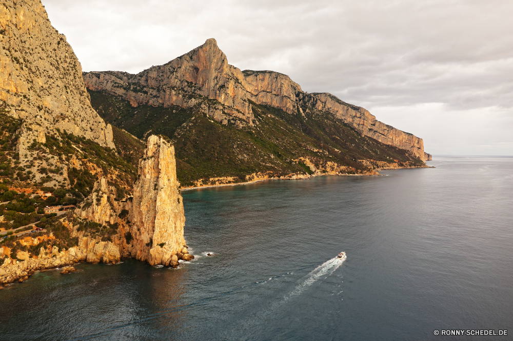 Pedra Longa geologische formation Vorgebirge natürliche Höhe Klippe Meer Ozean Küste Wasser Strand Landschaft Küste Reisen Fels Insel Himmel Ufer Felsen Urlaub Berg Bucht Sommer Tourismus landschaftlich Sand Kap Szenerie felsigen seelandschaft Welle Sonne Horizont Wolke Wolken Stein Urlaub Szene Tag Paradies Entspannen Sie sich Ziel Tropischer Wetter Sonnenuntergang im freien Wellen im freien Berge sonnig Tourist Küste Baum Küstenlinie friedliche Pazifik Sonnenlicht Türkis natürliche See Resort am Meer Umgebung Hügel ruhige Klippen Reflexion Surf hoch Schloss Süden Farbe Inseln klar Wahrzeichen Fluss Gezeiten Reiseziele Landschaften gelassene idyllische Sonnenaufgang Urlaub Boot Licht Ruhe exotische geological formation promontory natural elevation cliff sea ocean coast water beach landscape coastline travel rock island sky shore rocks vacation mountain bay summer tourism scenic sand cape scenery rocky seascape wave sun horizon cloud clouds stone holiday scene day paradise relax destination tropical weather sunset outdoors waves outdoor mountains sunny tourist coastal tree shoreline peaceful pacific sunlight turquoise natural lake resort seaside environment hill tranquil cliffs reflection surf high castle south color islands clear landmark river tide destinations scenics serene idyllic sunrise holidays boat light calm exotic