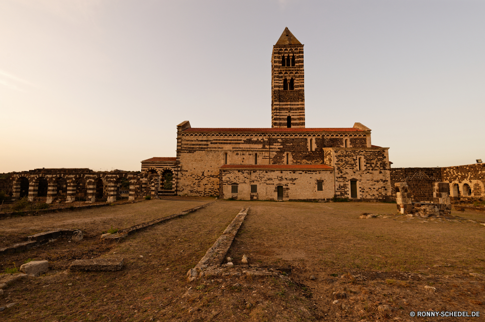 Santissima Trinità di Saccargia Architektur Gebäude Turm Kloster Kirche Reisen Schloss alt Religion Tempel Stein Wahrzeichen Festung Geschichte Himmel Antike Tourismus Denkmal mittelalterliche historischen religiöse Residenz Mauer Minarett Kathedrale Haus berühmte Glocke-Côte Residenz Backstein religiöse Stadt Stadt Tourist Struktur Schrein Befestigung Palast Obdach historische Schutzüberzug Urlaub Ruine Fels Glocke Kultur Landschaft Ruine Ort der Anbetung traditionelle Kapelle Baum Erbe Touristische Gottesdienst Ziel Jahrgang Dach Berg Bespannung Bau Felsen aussenansicht Ringwall Kuppel Jahrhundert Katholische Moschee heilig außerhalb in der Nähe Mitte glauben Attraktion Grab Kreuz Hügel im freien Platz landschaftlich architecture building tower monastery church travel castle old religion temple stone landmark fortress history sky ancient tourism monument medieval historic religious residence wall minaret cathedral house famous bell cote residence brick religious town city tourist structure shrine fortification palace shelter historical protective covering vacation ruin rock bell culture landscape ruins place of worship traditional chapel tree heritage touristic worship destination vintage roof mountain covering construction rocks exterior rampart dome century catholic mosque holy outside near middle faith attraction grave cross hill outdoors square scenic