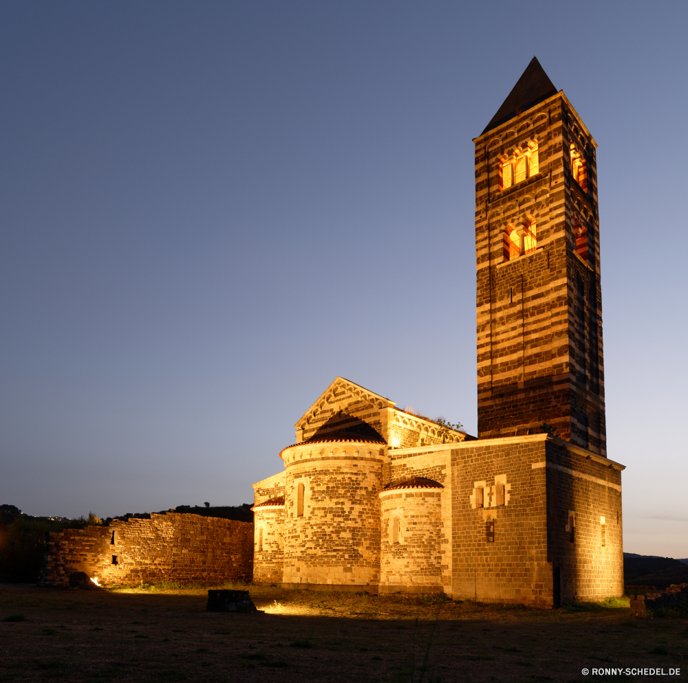 Santissima Trinità di Saccargia Schloss Architektur Gebäude alt Himmel Antike Geschichte Turm Reisen Tourismus Mauer Befestigung Stein Wahrzeichen Kirche mittelalterliche historischen Denkmal Palast Struktur Festung Religion Haus historische Backstein Tempel Landschaft Defensive Struktur Stadt Stadt Kultur berühmte Pyramide aussenansicht Festung Wolke Wolken Kloster Ruine Dach Ruine Erbe Fassade Tourist Gras Hügel Fenster Baum Orthodoxe Jahrhundert Fels Kreuz Bau traditionelle Felsenburg Verteidigung im freien Vergangenheit Land Berg Antik Platz Fluss landschaftlich Urban Spalte Szene Museum Residenz Hauptstadt religiöse Tradition Landschaft Kathedrale Bäume Tag Entwicklung des ländlichen castle architecture building old sky ancient history tower travel tourism wall fortification stone landmark church medieval historic monument palace structure fortress religion house historical brick temple landscape defensive structure town city culture famous pyramid exterior fort cloud clouds monastery ruin roof ruins heritage facade tourist grass hill window tree orthodox century rock cross construction traditional stronghold defense outdoors past country mountain antique place river scenic urban column scene museum residence capital religious tradition countryside cathedral trees day rural