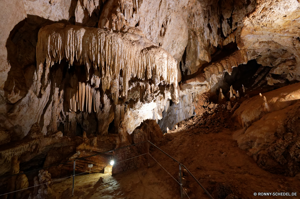 Grotte Is Zuddas Höhle geologische formation Fels Schlucht Geologie nationalen Park Sandstein Landschaft Stein Aushöhlung Reisen Tourismus Berg Wüste Formationen natürliche Bildung Felsen Orange Sand landschaftlich Erde Berge Klippe geologische Wasser Kalkstein im freien Wahrzeichen Baum Wildnis Innenseite ungewöhnliche Tourist Mauer Wandern Steine dunkel Tropfsteinhöhle Antike Himmel im freien Extreme u-Bahn Dunkelheit Szenerie Attraktion Licht einzigartige Stalagmit Hoodoos Höhle Ökologie Klippen tief bunte Calcit versteckt geologische Farbe Gelände Aussicht nass Muster Mysterium Ziel ganz Mineralien Ökosystem Tal Südwesten Wanderung geheimnisvolle Fluss Tour Urlaub unter Erhaltung Szene außerhalb trocken Hoodoo unter Mining Umgebung Ressourcen Nationalpark ökologische entfernten Kiefer Boden Tropfen Textur felsigen Abenteuer Denkmal alt Sonnenlicht gelb Bereich Sommer Landschaften Wolken Reise Land cave geological formation rock canyon geology national park sandstone landscape stone erosion travel tourism mountain desert formations natural formation rocks orange sand scenic earth mountains cliff geologic water limestone outdoors landmark tree wilderness inside unusual tourist wall hiking stones dark stalactite ancient sky outdoor extreme underground darkness scenery attraction light unique stalagmite hoodoos cavern ecology cliffs deep colorful calcite hidden geological color terrain vista wet pattern mystery destination quite minerals ecosystem valley southwest hike mysterious river tour vacation under conservation scene outside dry hoodoo beneath mining environment resources national park ecological remote pine ground drops texture rocky adventure monument old sunlight yellow range summer scenics clouds trip land