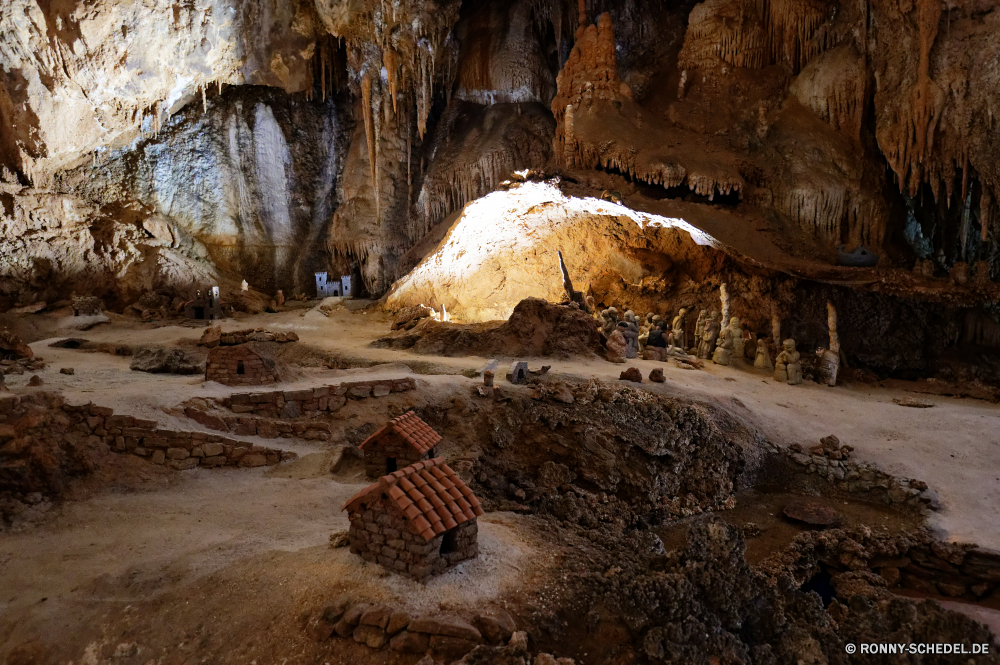 Grotte Is Zuddas Höhle geologische formation Fels Landschaft Stein Reisen Wüste Schlucht Geologie Tourismus Park Berg nationalen Sand landschaftlich natürliche im freien Felsen Sandstein Wasser Himmel Tal Mauer Fluss Orange Formationen Aushöhlung Baum im freien Berge Erde Backstein Steine Klippe Antike Extreme Urlaub geologische Bildung bunte Hügel Farbe Wildnis Baumaterial trocken Wolken Tourist Pflanze Szenerie Creek felsigen Boden Sommer entfernten Frühling einzigartige Tag außerhalb Ziel Denkmal gelb alt geologische Klettern Wasserfall Szene Umgebung Wahrzeichen Geschichte nass Höhle Wald Arid Architektur Landschaften Kiefer geheimnisvolle Hügel Wandern Mysterium Landschaften Eis Schmutz Abenteuer Stream Tunnel Licht ruhige Meer cave geological formation rock landscape stone travel desert canyon geology tourism park mountain national sand scenic natural outdoor rocks sandstone water sky valley wall river orange formations erosion tree outdoors mountains earth brick stones cliff ancient extreme vacation geological formation colorful hill color wilderness building material dry clouds tourist plant scenery creek rocky ground summer remote spring unique day outside destination monument yellow old geologic climb waterfall scene environment landmark history wet cavern forest arid architecture landscapes pine mysterious hills hiking mystery scenics ice dirt adventure stream tunnel light tranquil sea