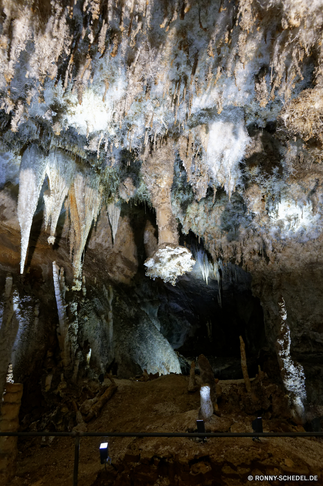 Grotte Is Zuddas Eis Kristall Höhle Baum Wald solide Landschaft Park geologische formation Fels Bäume natürliche Wasser Reisen nationalen Stein landschaftlich Tourismus Hölzer Berg Fluss im freien Umgebung Holz im freien Struktur Pflanze Stream Schnee Licht Geologie Szenerie nass Himmel Schlucht Szene Antike Winter Kofferraum Brunnen Wildnis Ökologie fallen dunkel woody plant Herbst Felsen Berge Tropfsteinhöhle Branch Kalkstein Aushöhlung Wasserfall Wandern Blätter Steine Farbe Klippe Tag friedliche Wetter Saison Höhle u-Bahn Sonnenlicht tief alt Erhaltung Erde Orange Land Rinde Mauer Sonne Gras Kiefer kalt Wüste Belaubung Innenseite vascular plant Dunkelheit Sand Aussicht Frühling bunte Bereich Strömung Muster Tourist Stalagmit geologische hell Waldland Moos Sandstein Wanderung Wanderweg felsigen Extreme Wolken Abenteuer Farben Blatt ice crystal cave tree forest solid landscape park geological formation rock trees natural water travel national stone scenic tourism woods mountain river outdoors environment wood outdoor structure plant stream snow light geology scenery wet sky canyon scene ancient winter trunk fountain wilderness ecology fall dark woody plant autumn rocks mountains stalactite branch limestone erosion waterfall hiking leaves stones color cliff day peaceful weather season cavern underground sunlight deep old conservation earth orange land bark wall sun grass pine cold desert foliage inside vascular plant darkness sand vista spring colorful area flow pattern tourist stalagmite geologic bright woodland moss sandstone hike trail rocky extreme clouds adventure colors leaf