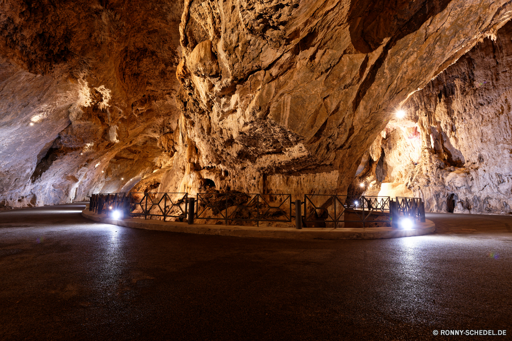 Grotte di S. Giovanni Höhle geologische formation Sonnenuntergang Sonne Himmel Baum Reisen Nacht Licht dunkel Wasser Landschaft Kontur Meer Orange Strand Tourismus Dämmerung Bäume Stadt 'Nabend landschaftlich Sonnenaufgang Architektur Ozean gelb alt Beleuchtung Urlaub Gebäude Stein am Morgen Horizont im freien Urlaub Fels Sand Straße Sommer Straße Park Umgebung Reflexion Farbe Tunnel Szene Tropischer bunte Szenerie Apparat Küste Mauer Herbst Urban Golden natürliche Lampe Wolken historischen Insel Schatten Fluss u-Bahn Dunkelheit Mysterium Welle Palm Stadt friedliche im freien Sonnenlicht Korridor Tag Raum Wolke Morgenröte Tapete Gold Brunnen fallen Struktur Land Ausrüstung Blatt Blätter cave geological formation sunset sun sky tree travel night light dark water landscape silhouette sea orange beach tourism dusk trees city evening scenic sunrise architecture ocean yellow old lighting vacation building stone morning horizon outdoor holiday rock sand street summer road park environment reflection color tunnel scene tropical colorful scenery apparatus coast wall autumn urban golden natural lamp clouds historic island shadow river underground darkness mystery wave palm town peaceful outdoors sunlight corridor day space cloud dawn wallpaper gold fountain fall structure country equipment leaf leaves