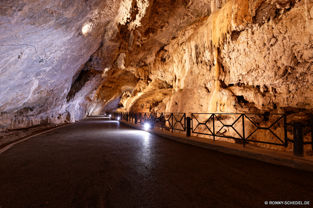 Grotte di S. Giovanni Höhle geologische formation Fels Schlucht Stein Tourismus Mauer Geologie Reisen Sandstein Antike Park natürliche Sand Untergeschoss u-Bahn Wasser Landschaft alt Erde nationalen landschaftlich Tunnel Klippe Wüste dunkel im freien Fluss Berg Formationen Bildung Felsen Farbe Innenseite Baum Mysterium Extreme Muster Tourist Geschichte tief Steine Licht im freien Gebäude Architektur Höhle Kalkstein nass Orange Urlaub Tal Ökologie Tropfsteinhöhle Aushöhlung Himmel geheimnisvolle Abenteuer Tag Loch Calcit Stalagmit geologische Umgebung Textur unter einzigartige bunte gelb mir versteckt Braun Dunkelheit Wanderung ungewöhnliche felsigen Tour Wandern Erhaltung Durchgang Berge Schloss Mining Schlucht Escape Bau Wildnis Art und Weise historischen Strand im Alter von Wahrzeichen Boden cave geological formation rock canyon stone tourism wall geology travel sandstone ancient park natural sand basement underground water landscape old earth national scenic tunnel cliff desert dark outdoor river mountain formations formation rocks color inside tree mystery extreme pattern tourist history deep stones light outdoors building architecture cavern limestone wet orange vacation valley ecology stalactite erosion sky mysterious adventure day hole calcite stalagmite geologic environment texture under unique colorful yellow mine hidden brown darkness hike unusual rocky tour hiking conservation passage mountains castle mining ravine escape construction wilderness way historic beach aged landmark ground