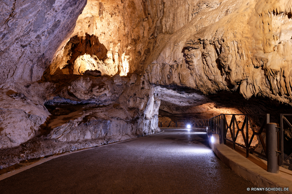 Grotte di S. Giovanni Höhle geologische formation Fels Schlucht Stein Tourismus Geologie Reisen Berg Wasser Park Landschaft Felsen Klippe nationalen Sandstein Sand landschaftlich Fluss Tal Bildung natürliche Wüste Mauer Schlucht Erde im freien Antike Orange Berge Creek Extreme Farbe Innenseite Formationen u-Bahn felsigen dunkel geologische Kalkstein Wasserfall Abenteuer Steine Licht im freien Escape nass Wandern Mysterium Himmel Stream Denkmal Stalagmit mir Aushöhlung geheimnisvolle Wildnis tief alt Baum Loch Calcit Tropfsteinhöhle Höhle geologische Urlaub Dunkelheit Klettern Attraktion einzigartige Frühling außerhalb bunte gelb Tourist Tunnel Schlucht versteckt Klippen Wanderung entfernten unter Textur Ökologie Muster lila Geschichte Meer Pause Erhaltung Ziel fließende Szenerie Schneiden Sommer Tag cave geological formation rock canyon stone tourism geology travel mountain water park landscape rocks cliff national sandstone sand scenic river valley formation natural desert wall ravine earth outdoor ancient orange mountains creek extreme color inside formations underground rocky dark geologic limestone waterfall adventure stones light outdoors escape wet hiking mystery sky stream monument stalagmite mine erosion mysterious wilderness deep old tree hole calcite stalactite cavern geological vacation darkness climb attraction unique spring outside colorful yellow tourist tunnel gorge hidden cliffs hike remote under texture ecology pattern purple history sea break conservation destination flowing scenery cut summer day