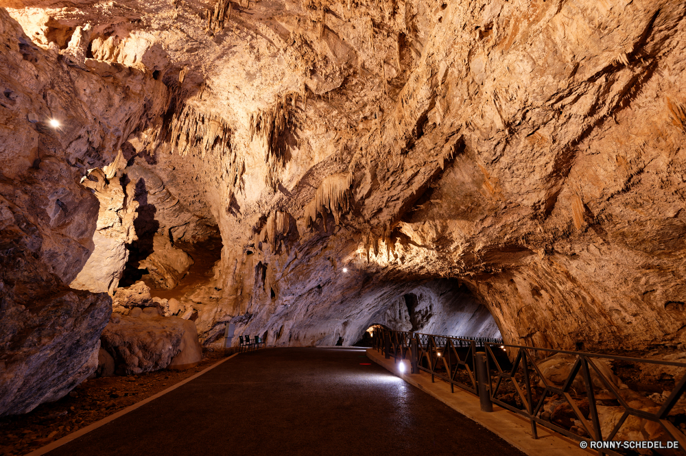 Grotte di S. Giovanni Höhle geologische formation Fels Untergeschoss Stein Tunnel Schlucht Geologie Mauer Wüste alt Tourismus Sandstein natürliche Reisen Antike Sand Durchgang nationalen Park Landschaft Felsen u-Bahn Textur Erde Muster Formationen Durchgang Bildung Baum Aushöhlung Rau landschaftlich Orange trocken Farbe Berg Architektur tief Oberfläche Steine dunkel Geschichte Licht Berge Innenseite Braun Tourist Holz Kalkstein Schichten Mysterium texturierte Abenteuer Wildnis Gebäude geologische Klippen Arid unter Verwittert mir Grunge Wasser historischen im freien Loch Tropfsteinhöhle Höhle versteckt ungewöhnliche geheimnisvolle im freien Struktur schmutzig Detail Fluss Art und Weise Klippe Stalagmit Tal Boden Tag Rinde Antik Gelände Kultur Extreme Cliff-Wohnung einzigartige Erhaltung historische Umgebung Ökologie im Alter von Wahrzeichen nass Material Wohnung Himmel cave geological formation rock basement stone tunnel canyon geology wall desert old tourism sandstone natural travel ancient sand passage national park landscape rocks underground texture earth pattern formations passageway formation tree erosion rough scenic orange dry color mountain architecture deep surface stones dark history light mountains inside brown tourist wood limestone layers mystery textured adventure wilderness building geologic cliffs arid under weathered mine grunge water historic outdoors hole stalactite cavern hidden unusual mysterious outdoor structure dirty detail river way cliff stalagmite valley ground day bark antique terrain culture extreme cliff dwelling unique conservation historical environment ecology aged landmark wet material dwelling sky