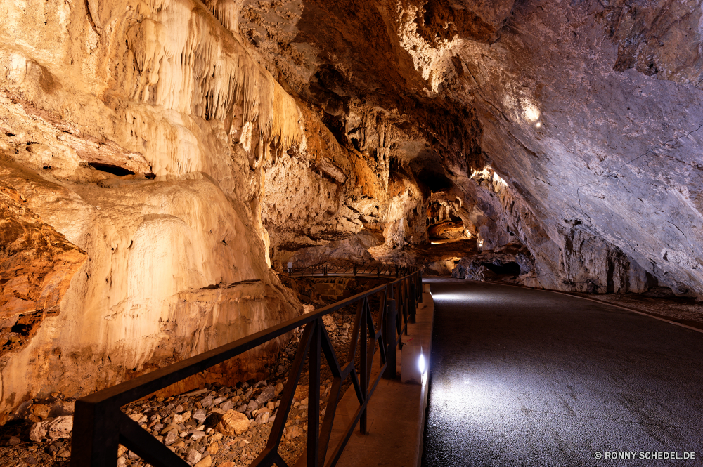 Grotte di S. Giovanni Höhle geologische formation Fels Schlucht Park Geologie Untergeschoss Stein nationalen Reisen Tourismus Sandstein Wüste Landschaft Berg Klippe landschaftlich Fluss Wasser Sand Bildung Erde Felsen Mauer Orange im freien Tal Berge natürliche Antike Formationen u-Bahn Extreme Innenseite Baum Farbe Aushöhlung felsigen Wildnis einzigartige alt Himmel im freien entfernten Urlaub Tunnel Architektur geologische Kalkstein Klippen Wahrzeichen Denkmal außerhalb mir Struktur Höhle dunkel Szenerie geologische bunte Escape Licht Kiefer gelb Wandern Mysterium Abenteuer Ökologie Schlucht Tropfsteinhöhle Geschichte nass Creek Klettern geheimnisvolle tief Steine Wohnung Stalagmit Cliff-Wohnung versteckt Südwesten Wanderung ungewöhnliche unter Frühling Bau Schritt Tourist Gebäude Calcit Tag Dunkelheit Arid seltene Gelände Pause Pflanze Erhaltung Stream Durchgang historischen lila Unterstützung cave geological formation rock canyon park geology basement stone national travel tourism sandstone desert landscape mountain cliff scenic river water sand formation earth rocks wall orange outdoor valley mountains natural ancient formations underground extreme inside tree color erosion rocky wilderness unique old sky outdoors remote vacation tunnel architecture geologic limestone cliffs landmark monument outside mine structure cavern dark scenery geological colorful escape light pine yellow hiking mystery adventure ecology ravine stalactite history wet creek climb mysterious deep stones dwelling stalagmite cliff dwelling hidden southwest hike unusual under spring construction step tourist building calcite day darkness arid rare terrain break plant conservation stream passage historic purple support