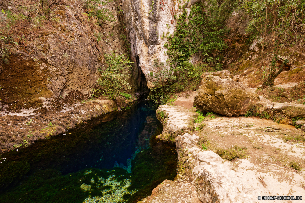 Sorgente Su Gologone Schlucht Fluss Höhle Fels Wasser Schlucht geologische formation Wasserfall Landschaft Berg Wald Stein Stream Tal Baum Park Creek im freien Felsen fallen Moos fließende Strömung Reisen natürliche depression natürliche im freien Wild Umgebung nationalen Szenerie Berge landschaftlich Kaskade Frühling Sommer Bäume Wildnis felsigen Bewegung Klippe nass Herbst Wandern Tourismus See fällt Drop Pflanze platsch frisch Blätter Kanal woody plant friedliche rasche Reinigen frische Luft Hölzer Szene glatte klar Tag Belaubung ruhige steilen Geologie Körper des Wassers Entwicklung des ländlichen Steine Blatt bunte Ökologie Urlaub Farben Wanderung fallen kalt gelb Landschaften Geschwindigkeit Erde southern beech Schwall vascular plant Bildung Saison üppige gelassene Bewegung Hügel Farbe Himmel canyon river cave rock water ravine geological formation waterfall landscape mountain forest stone stream valley tree park creek outdoor rocks fall moss flowing flow travel natural depression natural outdoors wild environment national scenery mountains scenic cascade spring summer trees wilderness rocky motion cliff wet autumn hiking tourism lake falls drop plant splash fresh leaves channel woody plant peaceful rapid clean freshness woods scene smooth clear day foliage tranquil steep geology body of water rural stones leaf colorful ecology vacation colors hike falling cold yellow scenics speed earth southern beech torrent vascular plant formation season lush serene movement hill color sky