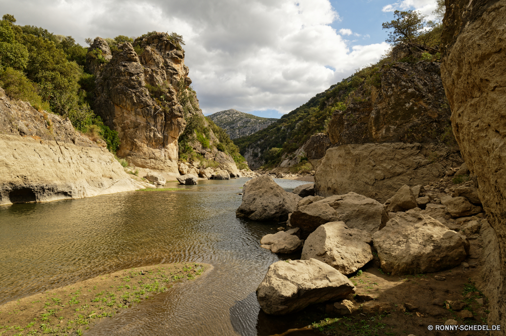 Sorgente Su Gologone Berg Landschaft Schlucht Wasser Fels Fluss Reisen Wildnis Tal Klippe Felsen geologische formation Wald Himmel Baum Berge Schlucht Stein Park im freien landschaftlich Hügel Küste Meer natürliche depression Tourismus Sommer im freien Spitze Kanal Wolken Stream felsigen Umgebung Urlaub Tag Bereich nationalen Bäume Szene Wolke Szenerie Körper des Wassers Küste Ozean See Vorgebirge hoch natürliche Hochland Wandern Becken natürliche Höhe Landschaften Strand Sonne Panorama Wild Gletscher Gras Ufer Tourist Urlaub Ziel Insel Herbst Steine Wetter Land Schnee Gelände Steigung Wüste Aufstieg Klippen Creek Farbe Sand Strömung Wasserfall sonnig Bucht Grat Fuß Süden am Meer Frühling friedliche niemand mountain landscape canyon water rock river travel wilderness valley cliff rocks geological formation forest sky tree mountains ravine stone park outdoor scenic hill coast sea natural depression tourism summer outdoors peak channel clouds stream rocky environment vacation day range national trees scene cloud scenery body of water coastline ocean lake promontory high natural highland hiking basin natural elevation scenics beach sun panorama wild glacier grass shore tourist holiday destination island autumn stones weather land snow terrain slope desert ascent cliffs creek color sand flow waterfall sunny bay ridge walking south seaside spring peaceful nobody