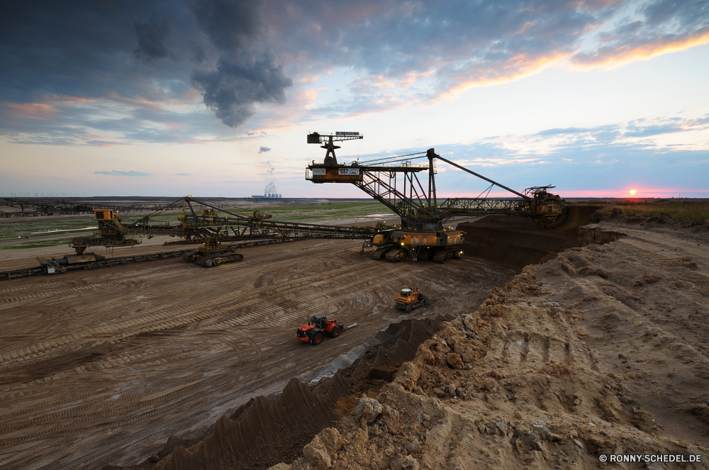 Jänschwalde Kran Gerät Hebegerät Himmel LKW Industrie Maschine Abschleppwagen Landschaft Bau Industrielle Wolke Kfz Anhänger macht Ausrüstung Verkehr Transport Stahl Arbeit Gebäude gelb Umgebung Website Wasser Wolken Energie schwere Fahrzeug Meer Feld im freien Entwicklung des ländlichen Ingenieurwesen Geschäft Laden Aufzug Maschinen Dock Hafen Heckbagger Sommer Straße Reisen Fracht Metall Hafen Schmutz hoch Land Landschaft Traktor Turm Struktur Hydraulische Laden Gras Kraftstoffpumpe Architektur groß kommerzielle Motor Katapult Radfahrzeug Stadt Sonne Fluss Arbeiten Lader Tag Szene Ozean im freien Kontur Brücke Tourismus Schiff Track Berg Landwirtschaft crane device lifting device sky truck industry machine tow truck landscape construction industrial cloud motor vehicle trailer power equipment transport transportation steel work building yellow environment site water clouds energy heavy vehicle sea field outdoor rural engineering business loading lift machinery dock port backhoe summer road travel cargo metal harbor dirt high land countryside tractor tower structure hydraulic load grass fuel architecture tall commercial engine catapult wheeled vehicle city sun river working loader day scene ocean outdoors silhouette bridge tourism ship track mountain agriculture