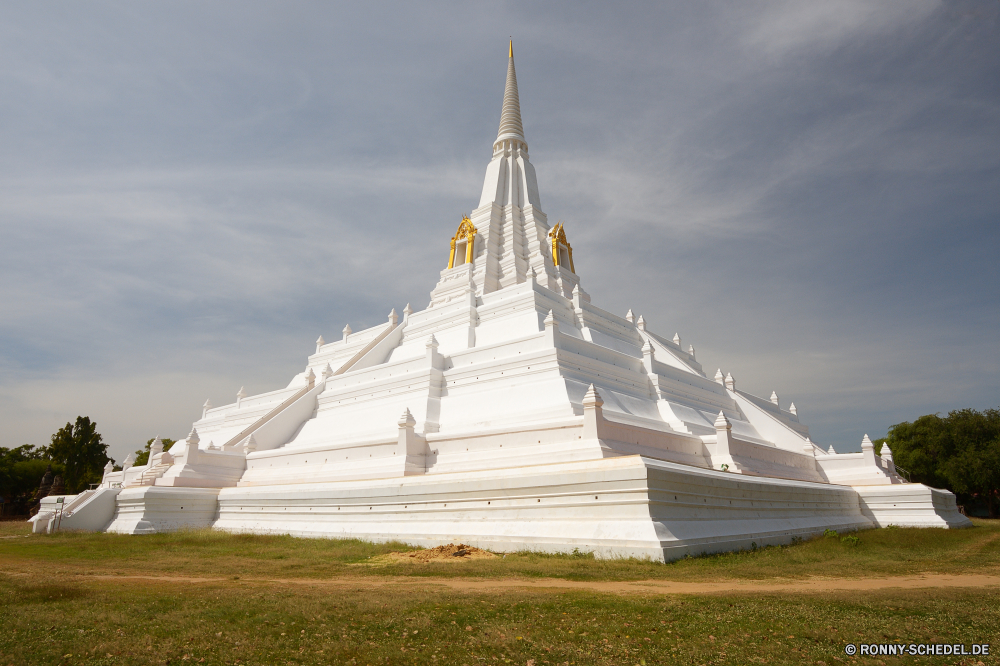 Wat Phu Khao Thong Schrein Ort der Anbetung Gebäude Tempel Religion Architektur Struktur religiöse Antike Reisen Pagode Gold Kultur Wahrzeichen alt Osten Geschichte Tourismus Golden Palast Bangkok Statue Gebet Denkmal Himmel spirituelle Grand Gottesdienst traditionelle Turm Kloster historischen Spiritualität Orientalische Kunst heilig Skulptur Tourist berühmte Stadt beten Gott Backstein Erbe glauben Platz weit östliche aussenansicht Stein Dach heilig Tropischer exotische Königliche Attraktion bunte Farbe Kirche Meditation Wolken Wolke Haus Südosten beten historische Landschaft Stil Detail Mönch Baum dekoriert Nach oben Urlaub Dekoration shrine place of worship building temple religion architecture structure religious ancient travel pagoda gold culture landmark old east history tourism golden palace bangkok statue prayer monument sky spiritual grand worship traditional tower monastery historic spirituality oriental art sacred sculpture tourist famous city pray god brick heritage faith place far eastern exterior stone roof holy tropical exotic royal attraction colorful color church meditation clouds cloud house southeast praying historical landscape style detail monk tree decorated top vacation decoration