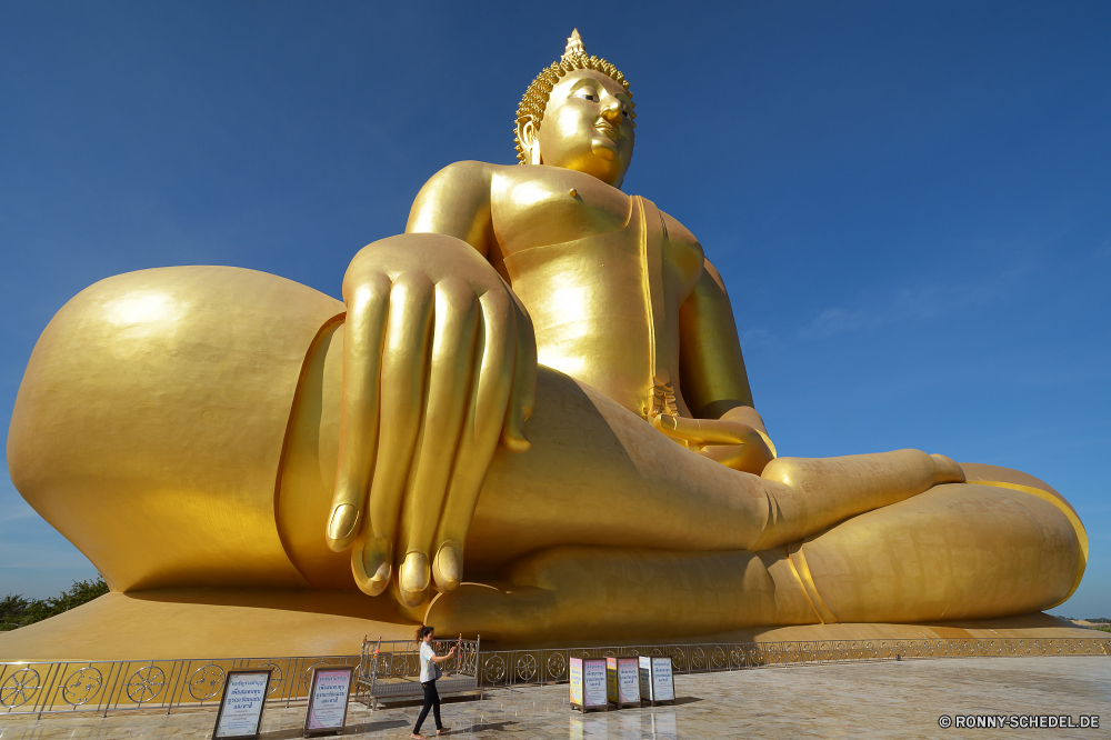 Wat Muang Statue Religion Tempel Architektur Kultur religiöse Gold Skulptur Sand Gott Golden Gottesdienst Antike Boden alt Denkmal Kirche Reisen spirituelle Kunst Kuppel Brunnen Gebet Struktur Gebäude heilig Erde Meditation Geschichte beten Tourismus Osten Frieden heilig glauben Pyramide Orientalische Himmel traditionelle Antik historischen Ruhe Kathedrale historische Bronze Wahrzeichen berühmte friedliche Gesicht Weltanschauung Stein Spiritualität gelassene Orthodoxe Stadt Tradition Kloster Kreuz Turm Bangkok Wüste Schrein Dekoration Palast Platz Symbol Kuppel beten Darm-Trakt Tourist aussenansicht statue religion temple architecture culture religious gold sculpture sand god golden worship ancient soil old monument church travel spiritual art dome fountain prayer structure building sacred earth meditation history pray tourism east peace holy faith pyramid oriental sky traditional antique historic calm cathedral historical bronze landmark famous peaceful face belief stone spirituality serene orthodox city tradition monastery cross tower bangkok desert shrine decoration palace square symbol cupola praying tract tourist exterior