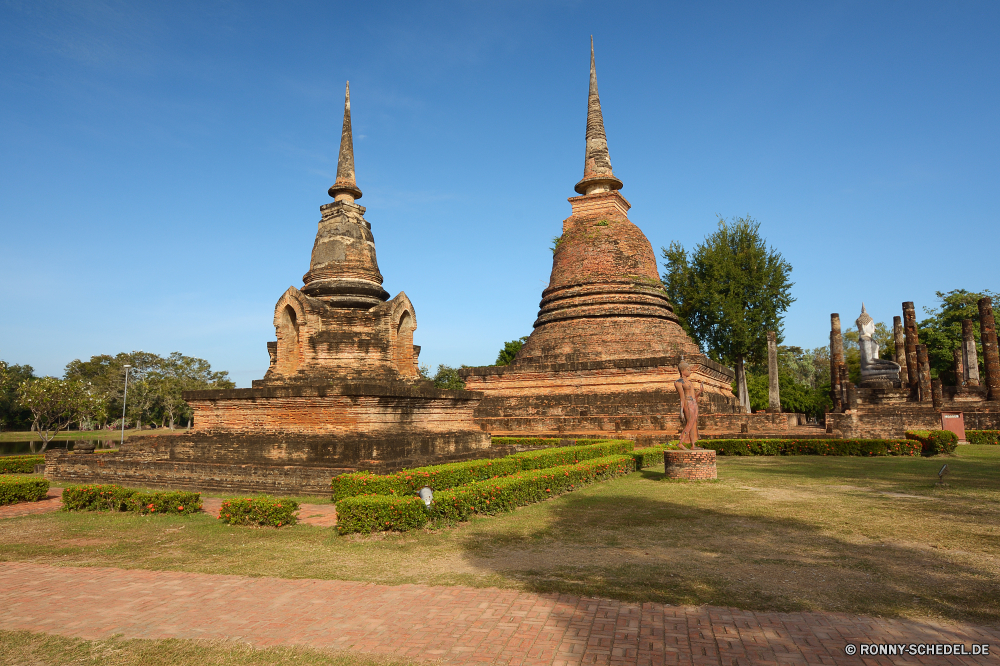 Sukhothai Historical Park Schrein Ort der Anbetung Tempel Gebäude Religion Antike Architektur Struktur Pagode Reisen religiöse Kultur alt Gold Gottesdienst Wahrzeichen Tourismus berühmte traditionelle Himmel Geschichte Backstein Golden Denkmal Statue spirituelle Osten Erbe Spiritualität Platz heilig Turm Palast Stein aussenansicht Grand historischen Kunst Skulptur Bangkok Kloster beten Ruine östliche Gebet heilig glauben Orientalische Tourist Königliche majestätisch Stadt Mauer Südosten Farbe bunte hoch indigene Meditation Dach Archäologische Platz Turmspitze Ruine Hauptstadt historische Kirche Baum weit beten Kuppel Mysterium Tropischer Urlaub Sonnenuntergang Stil ca. Zone Jahrhundert Arid gebaut Antik Kathedrale Gott Attraktion Website Welt Archäologie niemand Wolke architektonische Reiseziele Eleganz Landschaft exotische Detail shrine place of worship temple building religion ancient architecture structure pagoda travel religious culture old gold worship landmark tourism famous traditional sky history brick golden monument statue spiritual east heritage spirituality place sacred tower palace stone exterior grand historic art sculpture bangkok monastery praying ruin eastern prayer holy faith oriental tourist royal majestic city wall southeast color colorful high indigenous meditation roof archaeological square spire ruins capital historical church tree far pray dome mystery tropical vacation sunset style circa zone century arid built antique cathedral god attraction site world archeology nobody cloud architectural destinations elegance landscape exotic detail