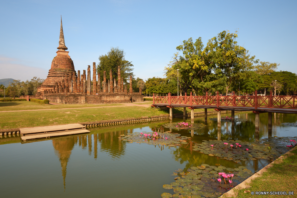 Sukhothai Historical Park Tempel Palast Architektur Gebäude Fluss Kirche Himmel Reisen Wasser Turm Wahrzeichen Stadt Geschichte Kathedrale alt Schloss Reflexion berühmte Landschaft Residenz Baum Kultur Haus See Religion Tourismus historischen Sommer Tourist historische Struktur Stadt Kuppel Park Wolken Brücke Gras Wolke Bäume traditionelle Denkmal Urban Wald Antike Stein Hauptstadt Kloster Orthodoxe Tag Teich Befestigung Platz aussenansicht im freien St. im freien Urlaub Herbst Stadtansicht Szene ruhige Gold Nacht Wohnung Kreuz nationalen Farbe Defensive Struktur Backstein Mauer Land Museum Frühling Panorama Saison Gebäude Platz Szenerie Kuppel Bau Attraktion Zentrum Rasen Pflanze Ziel friedliche Sonnenuntergang landschaftlich temple palace architecture building river church sky travel water tower landmark city history cathedral old castle reflection famous landscape residence tree culture house lake religion tourism historic summer tourist historical structure town dome park clouds bridge grass cloud trees traditional monument urban forest ancient stone capital monastery orthodox day pond fortification place exterior outdoors saint outdoor vacation autumn cityscape scene tranquil gold night dwelling cross national color defensive structure brick wall country museum spring panorama season buildings square scenery cupola construction attraction center lawn plant destination peaceful sunset scenic