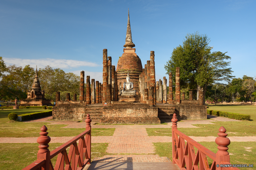 Sukhothai Historical Park Palast Architektur Tempel Gebäude Kathedrale Kirche Religion Turm Reisen alt Geschichte berühmte Tourismus Stadt Denkmal Wahrzeichen Antike Schloss Himmel Struktur historischen Residenz Haus Tourist Kultur Stadt Backstein Kuppel Platz Museum Hauptstadt Kloster Gold historische religiöse aussenansicht traditionelle mittelalterliche Platz Befestigung Orthodoxe St Gottesdienst Kreuz Stein Mauer Stadtansicht Bau architektonische Fluss Urban Wohnung St. Brücke Straße Defensive Struktur Universität Friedhof Spiritualität glauben Schrein Urlaub Reiseziele Zentrum Golden Basilikum-s Basil Statue Wolke Landschaft Farbe Pagode Basilika heilig Skulptur Erbe Union heilig spirituelle Attraktion Winter Gebäude Dach Detail Nacht sowjetische Tag Städte Türme Touristische Gott religiöse Residenz Osten im freien Kunst palace architecture temple building cathedral church religion tower travel old history famous tourism city monument landmark ancient castle sky structure historic residence house tourist culture town brick dome square museum capital monastery gold historical religious exterior traditional medieval place fortification orthodox st worship cross stone wall cityscape construction architectural river urban dwelling saint bridge street defensive structure university cemetery spirituality faith shrine vacation destinations center golden basil s basil statue cloud landscape color pagoda basilica sacred sculpture heritage union holy spiritual attraction winter buildings roof detail night soviet day cities towers touristic god religious residence east outdoors art