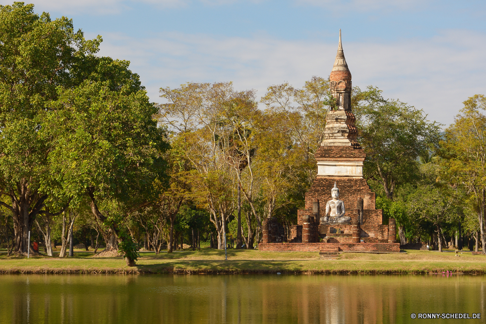 Sukhothai Historical Park Tempel Architektur Schrein Gebäude Religion Antike Reisen Ort der Anbetung alt Geschichte Kultur Pagode Tourismus religiöse Denkmal Struktur Kirche Wahrzeichen Himmel berühmte historischen Platz Statue Gottesdienst Stadt Tourist Backstein Stein Turm Baum traditionelle Gold historische Erbe Kathedrale Ruine Palast glauben Landschaft spirituelle Skulptur Fluss Osten Kunst heilig Gebet Hauptstadt Golden heilig Spiritualität Mauer Gott Stadt Kuppel Ruine Farbe Kloster Urlaub Bangkok Tropischer Orientalische Wolken Website aussenansicht Park Haus Wasser bunte Südosten Wald Dach Grand Königliche Meditation Attraktion Stil See Bäume Sommer temple architecture shrine building religion ancient travel place of worship old history culture pagoda tourism religious monument structure church landmark sky famous historic place statue worship city tourist brick stone tower tree traditional gold historical heritage cathedral ruin palace faith landscape spiritual sculpture river east art sacred prayer capital golden holy spirituality wall god town dome ruins color monastery vacation bangkok tropical oriental clouds site exterior park house water colorful southeast forest roof grand royal meditation attraction style lake trees summer