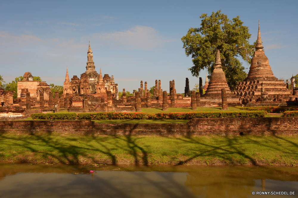 Sukhothai Historical Park Palast Schloss Tempel Architektur Befestigung Gebäude Reisen Struktur Turm alt Defensive Struktur Geschichte Kirche Tourismus Antike Himmel Fluss Wahrzeichen berühmte Religion Stadt Stadt Tourist historischen Kultur historische Kathedrale Denkmal Haus Landschaft Residenz Platz Wasser Brücke Stein Reflexion Gebäude traditionelle Urban Kuppel Baum Mauer Stadtansicht aussenansicht Wolke Hauptstadt Backstein mittelalterliche Kloster Szene See Tag Festung Park Gold England Ziel Gras Bau nationalen Parlament Touristische im freien glauben religiöse Osten Pagode landschaftlich Regierung heilig Ruine sonnig Attraktion Urlaub Kreuz Wolken Schrein Urlaub Sonnenuntergang Berg Bäume Wald Besuchen Sie Häuser Gottesdienst Königliche Erbe Sommer heilig Gott Panorama Szenerie Nacht Herbst palace castle temple architecture fortification building travel structure tower old defensive structure history church tourism ancient sky river landmark famous religion town city tourist historic culture historical cathedral monument house landscape residence place water bridge stone reflection buildings traditional urban dome tree wall cityscape exterior cloud capital brick medieval monastery scene lake day fortress park gold england destination grass construction national parliament touristic outdoors faith religious east pagoda scenic government sacred ruin sunny attraction holiday cross clouds shrine vacation sunset mountain trees forest visit houses worship royal heritage summer holy god panorama scenery night autumn