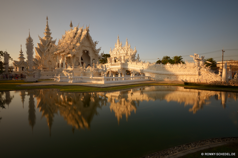 The White Temple (Wat Rong Khun) Tempel Palast Gebäude Architektur Fluss Reisen Turm Stadt Residenz Tourismus Wasser Wahrzeichen alt Haus Reflexion Stadt Himmel berühmte Kirche Schloss Geschichte Kathedrale Religion Urban Nacht historischen Brücke Denkmal Stadtansicht Kultur Tourist Antike Kuppel Hauptstadt Platz Gebäude Wohnung See Struktur Stein Landschaft Parlament Regierung religiöse aussenansicht Gold England Wolken traditionelle Urlaub Szene Ziel Sommer Tag nationalen landschaftlich Teich Mauer Osten Häuser Attraktion Urlaub Golden beleuchtete Befestigung Skyline historische Gehäuse Sonnenuntergang Licht Kloster Panorama Dämmerung 'Nabend Park Kunst temple palace building architecture river travel tower city residence tourism water landmark old house reflection town sky famous church castle history cathedral religion urban night historic bridge monument cityscape culture tourist ancient dome capital place buildings dwelling lake structure stone landscape parliament government religious exterior gold england clouds traditional vacation scene destination summer day national scenic pond wall east houses attraction holiday golden illuminated fortification skyline historical housing sunset light monastery panorama dusk evening park art