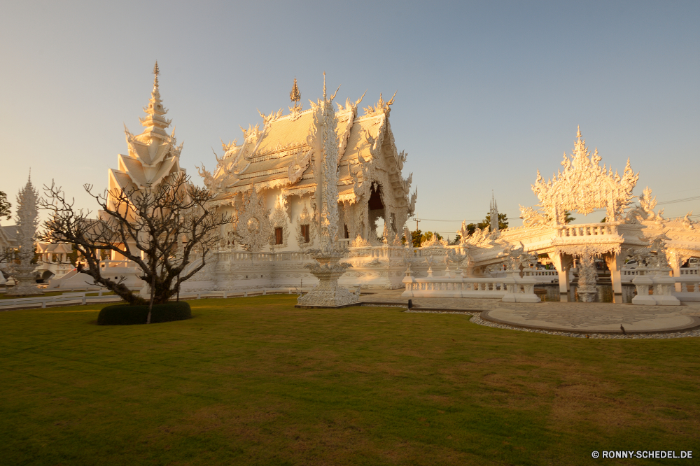 The White Temple (Wat Rong Khun) Palast Tempel Residenz Gebäude Architektur Haus Reisen Turm Tourismus Wahrzeichen Religion Stadt Wohnung alt Geschichte Fluss Struktur Kathedrale Denkmal berühmte Himmel Kultur Antike Kirche historischen Tourist Gold Statue Platz Stadt Hauptstadt Nacht religiöse Gehäuse Kuppel historische Wasser Urban Parlament Attraktion Brücke Gebäude Golden Stein Landschaft traditionelle England Kunst Stadtansicht Schloss Osten Platz Regierung Reflexion Skulptur Backstein Tag aussenansicht Schrein Bau Stil Pagode Bangkok mittelalterliche Gott Wolke Farbe nationalen Sonnenuntergang Kloster Königreich heilig Szene Museum Häuser Gottesdienst Licht palace temple residence building architecture house travel tower tourism landmark religion city dwelling old history river structure cathedral monument famous sky culture ancient church historic tourist gold statue place town capital night religious housing dome historical water urban parliament attraction bridge buildings golden stone landscape traditional england art cityscape castle east square government reflection sculpture brick day exterior shrine construction style pagoda bangkok medieval god cloud color national sunset monastery kingdom sacred scene museum houses worship light