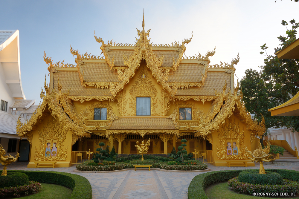 The White Temple (Wat Rong Khun) Palast Residenz Gebäude Haus Architektur Tempel Wohnung Religion Reisen Kloster Struktur Antike Fassade Tourismus Geschichte Kultur Wahrzeichen alt Gehäuse religiöse Stadt Denkmal Himmel traditionelle Osten historischen Dach religiöse Residenz berühmte Gottesdienst Pagode Schrein Statue Gold Kunst Kirche aussenansicht Tourist Stein heilig Spiritualität Turm Golden majestätisch Skulptur Backstein China Museum spirituelle Orientalische Bangkok beten östliche Urlaub Japan Mauer Platz Grand Gott historische Urlaub Tradition verzieren glauben Bau im freien Festung Detail Kathedrale Pavillon Gebet Erbe Sommer Baum Tropischer Gebäude Ziel Fliese Platz palace residence building house architecture temple dwelling religion travel monastery structure ancient facade tourism history culture landmark old housing religious city monument sky traditional east historic roof religious residence famous worship pagoda shrine statue gold art church exterior tourist stone holy spirituality tower golden majestic sculpture brick china museum spiritual oriental bangkok pray eastern vacation japan wall place grand god historical holiday tradition ornate faith construction outdoor fortress detail cathedral pavilion prayer heritage summer tree tropical buildings destination tile square