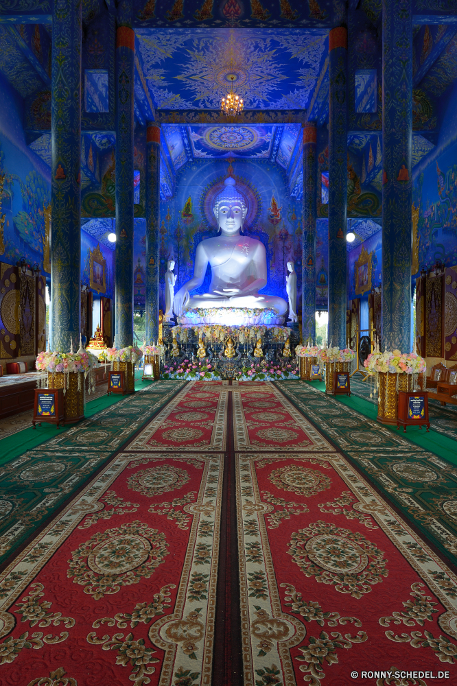 The Blue Temple (Rong Suea Ten) Thron Altar Stuhl des Staates Struktur Stuhl Religion Kirche Architektur Kathedrale Sitz Gebäude religiöse alt heilig Reisen Tempel St. historischen Wahrzeichen glauben Stadt Katholische Möbel Gott Kunst Denkmal Innenraum Statue Tourismus beten Gebet Kultur Fenster Gold Geschichte historische Licht St berühmte Antike Glas Skulptur Innenseite Gottesdienst Kuppel Spiritualität spirituelle Palast Katholizismus heilig Platz Himmel Nacht traditionelle Golden Osten befleckt bunte Kreuz Detail Gestaltung Platz Straße Orthodoxe Antik Dekoration Stein Turm Spalte Kapelle Weltanschauung Gebetsteppich Museum architektonische Hauptstadt Tourist Stil Szene Verzierung Bau Mauer Zentrum Indoor Halle Schrein Bogen Teppich Beleuchtung Haus Symbol Innenaufnahme throne altar chair of state structure chair religion church architecture cathedral seat building religious old holy travel temple saint historic landmark faith city catholic furniture god art monument interior statue tourism pray prayer culture window gold history historical light st famous ancient glass sculpture inside worship dome spirituality spiritual palace catholicism sacred square sky night traditional golden east stained colorful cross detail design place street orthodox antique decoration stone tower column chapel belief prayer rug museum architectural capital tourist style scene ornament construction wall center indoor hall shrine arch rug lighting house icon indoors