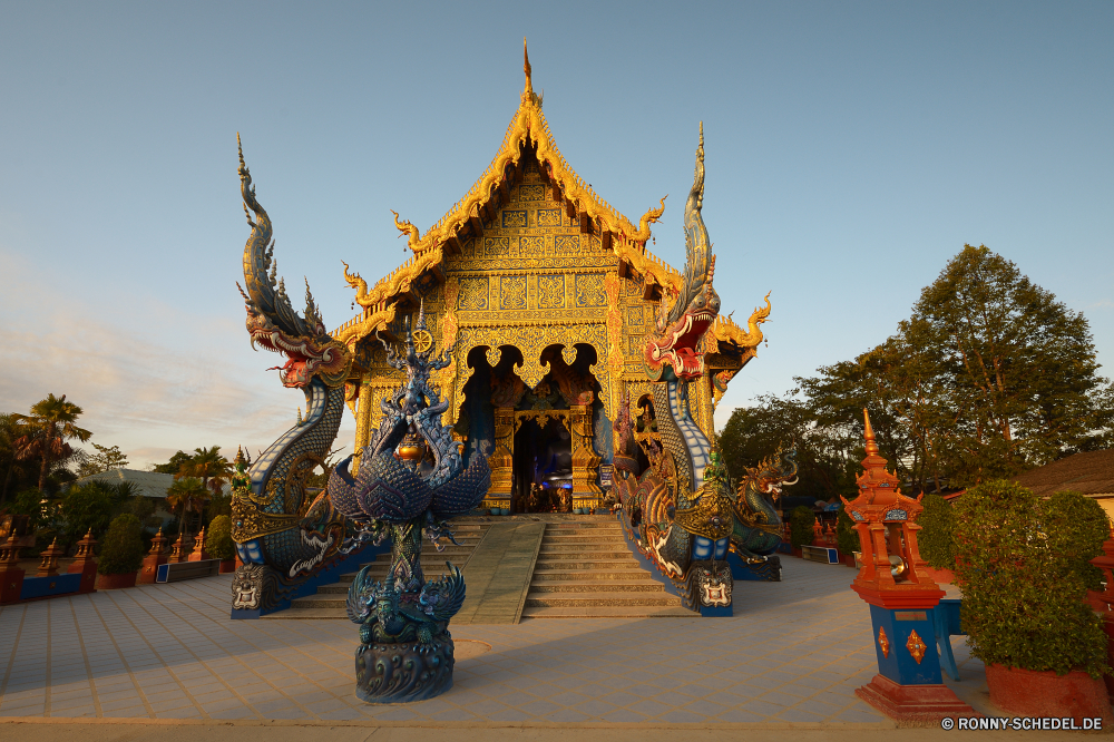 The Blue Temple (Rong Suea Ten) Tempel Palast Architektur Religion Gebäude Kultur Geschichte alt Reisen Kirche Antike Wahrzeichen Himmel Denkmal Stadt Tourismus berühmte Gold Kathedrale traditionelle Platz Turm Residenz Kuppel Golden historischen Struktur Haus Kloster Backstein Orthodoxe religiöse Basil St Museum Tourist Osten St. Gott Symbol Kreuz Gottesdienst Dach Kunst aussenansicht Reiseziele Platz Basilikum-s Statue Hauptstadt Stein Bau heilig architektonische Spiritualität spirituelle Pagode glauben Skulptur Zentrum Basilika Orientalische Wolke Wohnung Kruzifix Bangkok Tag beten China Altar Schrein Stadt ehemalige bunte im freien Attraktion Mauer Winter verzieren Park Schloss sowjetische östliche Detail Erbe Szene historische Sommer Urlaub Farbe Retter Gebet Dekoration Zwiebel Gestaltung Herbst Kuppel Weltanschauung Union Meditation Gebäude Straße Frieden temple palace architecture religion building culture history old travel church ancient landmark sky monument city tourism famous gold cathedral traditional square tower residence dome golden historic structure house monastery brick orthodox religious basil st museum tourist east saint god symbol cross worship roof art exterior destinations place basil s statue capital stone construction holy architectural spirituality spiritual pagoda faith sculpture center basilica oriental cloud dwelling crucifix bangkok day pray china altar shrine town former colorful outdoor attraction wall winter ornate park castle soviet eastern detail heritage scene historical summer vacation color savior prayer decoration onion design autumn cupola belief union meditation buildings street peace