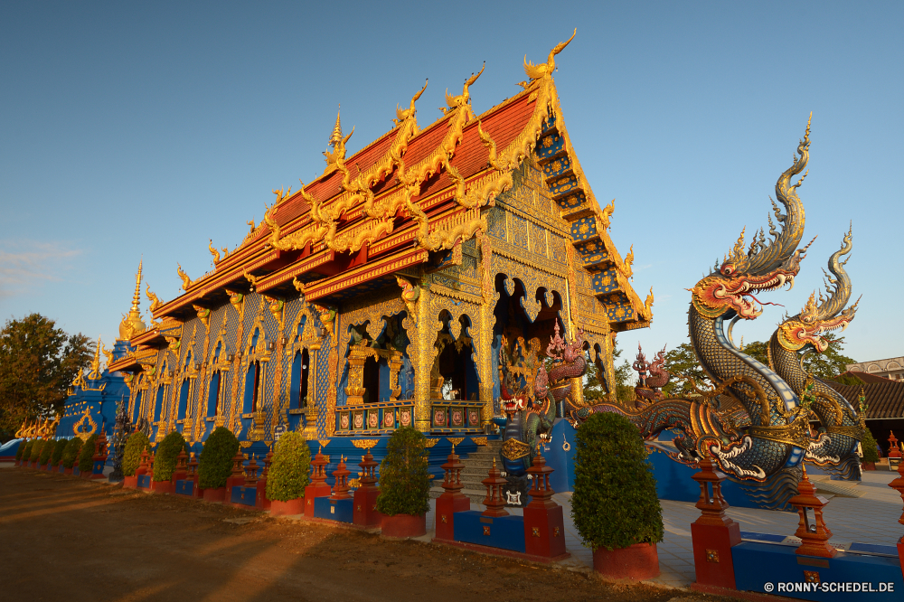 The Blue Temple (Rong Suea Ten) Palast Tempel Architektur Gebäude Residenz Religion Reisen Haus alt Geschichte Kultur Tourismus Antike berühmte Stadt Wahrzeichen Himmel Denkmal Wohnung Struktur traditionelle Kirche Turm Kloster Platz aussenansicht Gold Dach Tourist Kathedrale Museum religiöse Backstein St Schloss Platz historischen Golden Osten Stadt historische Kunst Pagode Bangkok Kuppel St. Spiritualität Fassade Schrein Statue Hauptstadt heilig Gehäuse Tag Basil Gottesdienst glauben Skulptur Orthodoxe majestätisch Reiseziele spirituelle Gott Detail Ziel Stein Symbol im freien Grand Mauer architektonische Orientalische Kreuz religiöse Residenz Straße verzieren Urlaub Basilikum-s östliche Erbe Park Wolke Fliese Tradition im freien Gestaltung Farbe Bau Baum Zentrum China Stil Sommer Urban palace temple architecture building residence religion travel house old history culture tourism ancient famous city landmark sky monument dwelling structure traditional church tower monastery square exterior gold roof tourist cathedral museum religious brick st castle place historic golden east town historical art pagoda bangkok dome saint spirituality facade shrine statue capital holy housing day basil worship faith sculpture orthodox majestic destinations spiritual god detail destination stone symbol outdoor grand wall architectural oriental cross religious residence street ornate vacation basil s eastern heritage park cloud tile tradition outdoors design color construction tree center china style summer urban