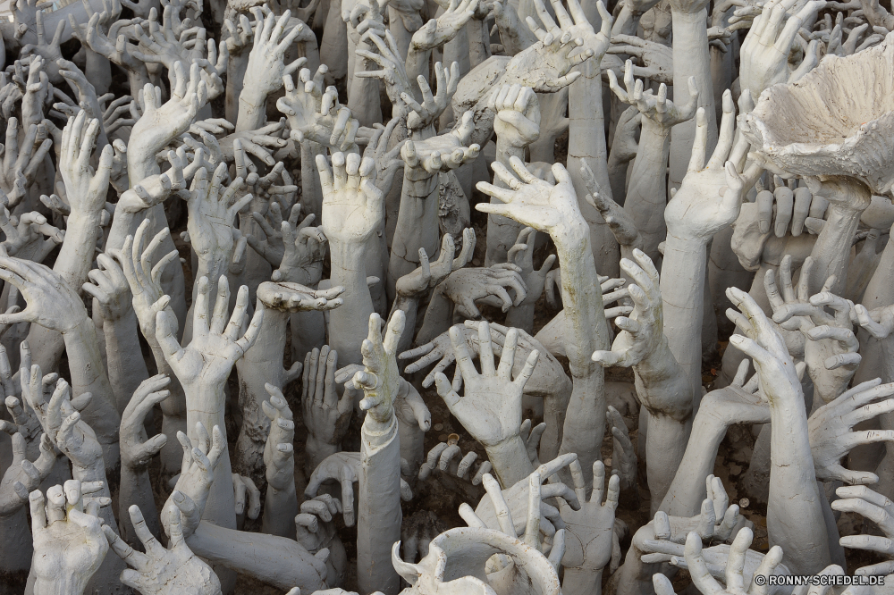 The White Temple (Wat Rong Khun) Steingut Keramikware utensil Skulptur Statue Stein Kunst Architektur Reisen Kultur Antike Denkmal Geschichte Tourismus Tempel alt Wahrzeichen Religion berühmte Marmor Gebäude Detail Erbe Gott Brunnen China religiöse historischen barocke Roman Landschaft Osten Schnitzerei künstlerische Wasser Antik traditionelle Stadt aussenansicht Tourist Struktur Pferde Spalte Palast Baluster Informationen Klassische Tradition Himmel earthenware ceramic ware utensil sculpture statue stone art architecture travel culture ancient monument history tourism temple old landmark religion famous marble building detail heritage god fountain china religious historic baroque roman landscape east carving artistic water antique traditional city exterior tourist structure horses column palace baluster details classic tradition sky