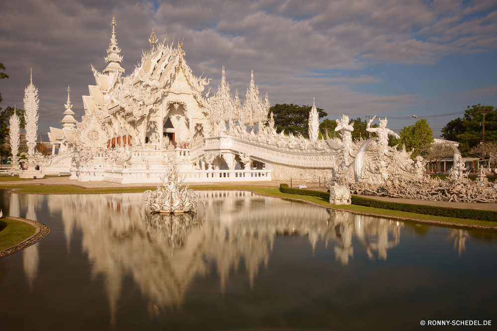 The White Temple (Wat Rong Khun) Palast Tempel Architektur Gebäude Schloss Fluss Turm Reisen berühmte Stadt Tourismus Wahrzeichen Himmel Haus alt Residenz Geschichte Stadt Struktur Wasser Kultur Kathedrale Reflexion Kirche historischen Platz Befestigung Tourist Urban Parlament Denkmal Religion Regierung Hauptstadt Nacht aussenansicht traditionelle Stein Antike Kuppel Stadtansicht Brücke Defensive Struktur England Szene See Wohnung Tag Gebäude Häuser Landschaft nationalen Teich Museum mittelalterliche Bau Farbe Stil Reiseziele Attraktion Mauer historische Gold Kunst Königliche Panorama horizontale Ziel Osten Sonnenuntergang palace temple architecture building castle river tower travel famous city tourism landmark sky house old residence history town structure water culture cathedral reflection church historic place fortification tourist urban parliament monument religion government capital night exterior traditional stone ancient dome cityscape bridge defensive structure england scene lake dwelling day buildings houses landscape national pond museum medieval construction color style destinations attraction wall historical gold art royal panorama horizontal destination east sunset