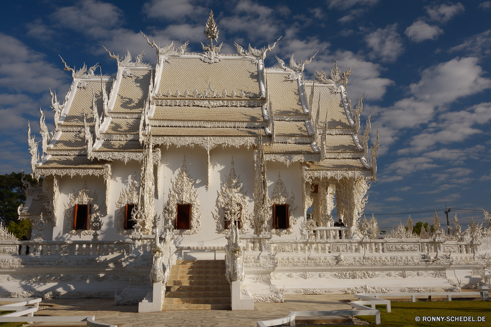 The White Temple (Wat Rong Khun) Tempel Architektur Palast Gebäude Reisen alt Antike Wahrzeichen Tourismus Stadt historischen Geschichte Religion Himmel berühmte Kirche Stein Turm Kultur Festung Tourist Schloss Denkmal Kathedrale historische Residenz Struktur Haus Mauer Platz Stadt aussenansicht Statue traditionelle religiöse Urlaub Erbe Landschaft Hauptstadt Skulptur Gebäude Schrein Kunst Spalte Kuppel Kloster Fluss mittelalterliche Attraktion Backstein Nacht Befestigung Urban Fassade Urlaub Pagode Spalten Jahrhundert Dach Roman Ruine Gottesdienst Königliche Antik Bau Wohnung Wasser Tag Marmor architektonische Spiritualität Stadtansicht Brücke Symbol nationalen Platz Farbe niemand temple architecture palace building travel old ancient landmark tourism city historic history religion sky famous church stone tower culture fortress tourist castle monument cathedral historical residence structure house wall place town exterior statue traditional religious vacation heritage landscape capital sculpture buildings shrine art column dome monastery river medieval attraction brick night fortification urban facade holiday pagoda columns century roof roman ruins worship royal antique construction dwelling water day marble architectural spirituality cityscape bridge symbol national square color nobody