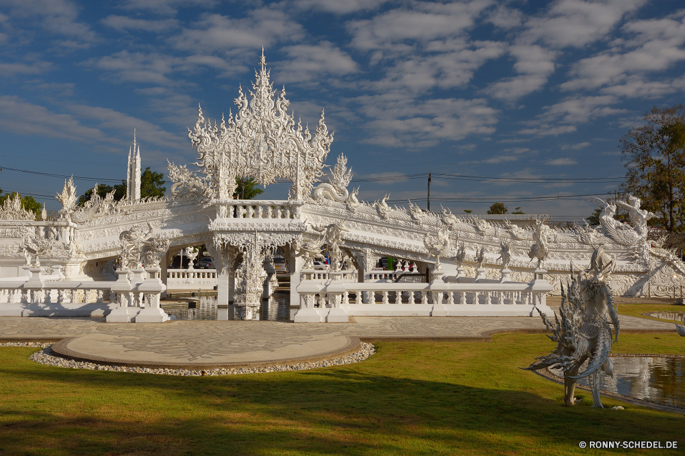 The White Temple (Wat Rong Khun) Palast Residenz Gebäude Haus Architektur Tempel Wohnung Reisen Tourismus Stadt Wahrzeichen Struktur Geschichte Himmel berühmte Turm historischen Denkmal Antike Schloss Religion alt Gehäuse Tourist Stadt Kuppel Kathedrale Kloster Kirche Kultur Fluss nationalen mittelalterliche historische aussenansicht Parlament Regierung Statue Fassade Platz Hauptstadt religiöse Residenz Gras Tag Erbe Landschaft Stadtansicht religiöse Mauer Wasser Baum traditionelle Urban Stein Flag Königliche Bau Osten Farbe Park im freien König Gebäude Ziel Symbol Gold Urlaub Platz Urlaub Festung Kunst palace residence building house architecture temple dwelling travel tourism city landmark structure history sky famous tower historic monument ancient castle religion old housing tourist town dome cathedral monastery church culture river national medieval historical exterior parliament government statue facade place capital religious residence grass day heritage landscape cityscape religious wall water tree traditional urban stone flag royal construction east color park outdoors king buildings destination symbol gold vacation square holiday fortress art