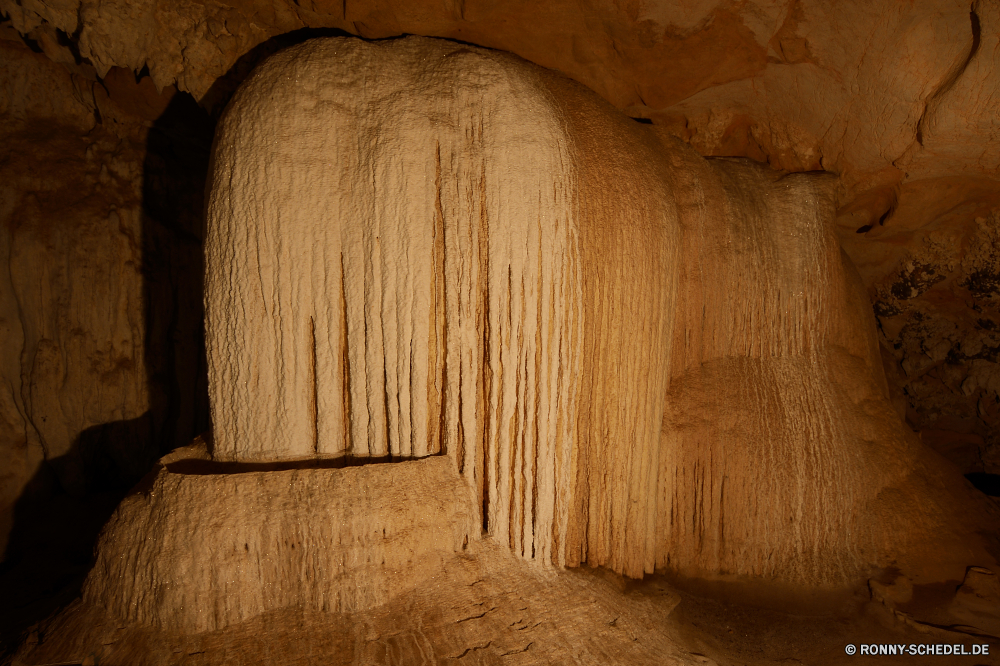 Tham Lod Cave Höhle Hütte Obdach geologische formation Struktur Fels Antike Mauer Stein alt Gewölbe natürliche Tourismus Geschichte Architektur Gebäude Steine u-Bahn dunkel Sandstein Innenseite Geologie Reisen Dach Backstein Felsen Textur Schlucht Landschaft Erde Sand Muster Licht Tunnel Baum Formationen Schutzüberzug Wüste Braun Mysterium Innenraum tief Wasser Detail Antik Farbe historischen Holz Kalkstein versteckt nass Gestaltung geheimnisvolle Berg unter im freien historische Kultur Tourist Orange Höhle Mining Ruine Bogen landschaftlich Verwittert Ökologie Durchgang Bespannung geologische ungewöhnliche Schloss Kunst im freien Jahrgang Park im Alter von schmutzig Wahrzeichen Religion Loch Calcit aus Holz Stalagmit Tropfsteinhöhle ganz unter texturierte Mineralien Korridor Ressourcen Dunkelheit Ruine Himmel Tür Boden Hövel Erhaltung Tropfen Retro Zimmer Rau Material cave hut shelter geological formation structure rock ancient wall stone old vault natural tourism history architecture building stones underground dark sandstone inside geology travel roof brick rocks texture canyon landscape earth sand pattern light tunnel tree formations protective covering desert brown mystery interior deep water detail antique color historic wood limestone hidden wet design mysterious mountain under outdoors historical culture tourist orange cavern mining ruins arch scenic weathered ecology passage covering geologic unusual castle art outdoor vintage park aged dirty landmark religion hole calcite wooden stalagmite stalactite quite beneath textured minerals corridor resources darkness ruin sky door ground hovel conservation drops retro room rough material