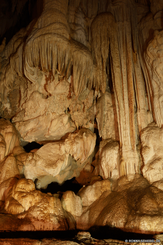 Tham Lod Cave Höhle geologische formation Fels Geologie natürliche Mauer Muster Textur Baum Stein dunkel Holz Sandstein Tourismus Steine Formationen Braun Schlucht Antike Felsen alt Mysterium Material Oberfläche texturierte Rinde Kalkstein u-Bahn Erde Rau tief nass Reisen Licht Wüste Park Sand geologische Innenseite versteckt geheimnisvolle unter Landschaft Berge Stalagmit Tropfsteinhöhle Ökologie im freien Wasser Bildung Schließen Boden Erhaltung aus Holz Farbe Höhle Mining ungewöhnliche trocken Calcit Tourist ganz unter Mineralien Ökosystem Ressourcen Dunkelheit Umgebung Detail Tropfen Wildnis nationalen Aushöhlung ökologische Tour Orange Berg Eiche Plank Holz closeup Struktur Klippe Kiefer Klippen gestreift Korn Land warm landschaftlich cave geological formation rock geology natural wall pattern texture tree stone dark wood sandstone tourism stones formations brown canyon ancient rocks old mystery material surface textured bark limestone underground earth rough deep wet travel light desert park sand geologic inside hidden mysterious under landscape mountains stalagmite stalactite ecology outdoors water formation close ground conservation wooden color cavern mining unusual dry calcite tourist quite beneath minerals ecosystem resources darkness environment detail drops wilderness national erosion ecological tour orange mountain oak plank timber closeup structure cliff pine cliffs striped grain land warm scenic