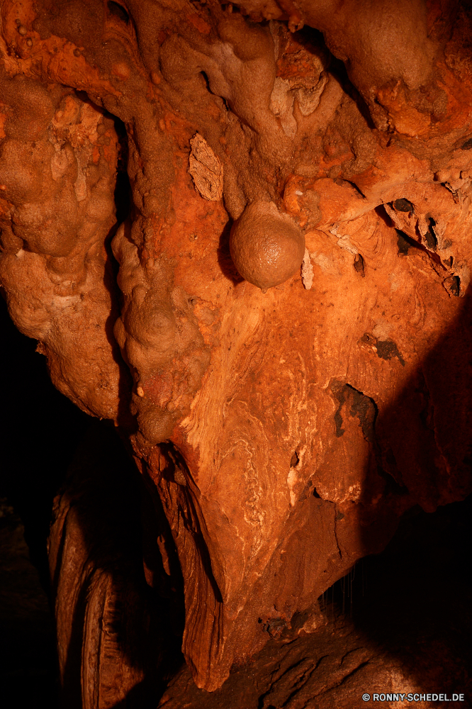 Tham Lod Cave Höhle geologische formation Fels Schlucht Stein Park natürliche Sandstein nationalen Landschaft Wüste Baum Geologie Reisen Textur Felsen Berg Muster Tourismus Orange alt Aushöhlung Erde Bildung Mauer Rinde Holz Oberfläche landschaftlich texturierte Sand Antike Rau Klippe Farbe Braun Material trocken Licht Südwesten dunkel Detail Berge Innenseite Formationen Urlaub Schließen Denkmal Himmel Tal Kalkstein Steine im freien Tourist Umgebung versteckt geologische Klippen Wasser gelb Attraktion Wildnis Wirkung Stalagmit Tropfsteinhöhle Höhle geologische u-Bahn Dunkelheit Wald Arid geknackt ungewöhnliche Mineral Pflanze Extreme Schmutz Boden Hügel Struktur Wahrzeichen Sonnenuntergang Geschichte cave geological formation rock canyon stone park natural sandstone national landscape desert tree geology travel texture rocks mountain pattern tourism orange old erosion earth formation wall bark wood surface scenic textured sand ancient rough cliff color brown material dry light southwest dark detail mountains inside formations vacation close monument sky valley limestone stones outdoor tourist environment hidden geological cliffs water yellow attraction wilderness effect stalagmite stalactite cavern geologic underground darkness forest arid cracked unusual mineral plant extreme dirt ground hill structure landmark sunset history