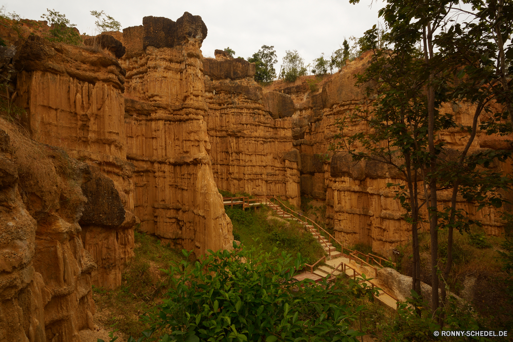 Pha Chor Ringwall Schloss Reisen Stein Fels Landschaft Befestigung Wüste Festung Schlucht Tourismus Park nationalen Berg Sandstein Himmel Wahrzeichen Antike Defensive Struktur Struktur alt Aushöhlung Architektur Felsen im freien landschaftlich Geschichte Klippe Geologie Mauer Berge Sand Gebäude Urlaub Formationen Tourist Südwesten Palast mittelalterliche Tal Turm Denkmal Wolken Wildnis Bögen historischen Westen historische berühmte im freien Ruine Fluss Baum Stadt Hügel natürliche Felge Bildung Ruine Stadt Panorama Orange Wandern Abenteuer Szenerie Mesa Festung Landschaften Kultur Sommer geologische Wände Grand Steine Ziel Land Umgebung Backstein Welt Butte Ehrfurcht Archäologie Wunder Bau in der Nähe Bereich Gebäude Süden trocken Bäume Land rampart castle travel stone rock landscape fortification desert fortress canyon tourism park national mountain sandstone sky landmark ancient defensive structure structure old erosion architecture rocks outdoors scenic history cliff geology wall mountains sand building vacation formations tourist southwest palace medieval valley tower monument clouds wilderness arches historic west historical famous outdoor ruins river tree town hill natural rim formation ruin city panoramic orange hiking adventure scenery mesa fort scenics culture summer geological walls grand stones destination land environment brick world butte awe archeology wonder construction near area buildings south dry trees country