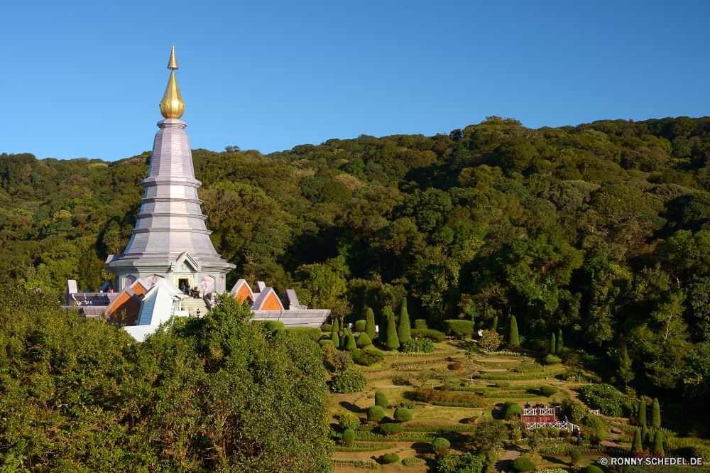 Doi Inthanon National Park Schrein Ort der Anbetung Gebäude Tempel Religion Architektur Struktur Antike Reisen Pagode Kultur religiöse Geschichte alt Wahrzeichen Tourismus berühmte Gottesdienst traditionelle Denkmal Himmel Gold Platz Statue Erbe Palast spirituelle Spiritualität Tourist Stein Baum Backstein Turm Osten Kirche aussenansicht historischen Skulptur Golden Kunst heilig Gebet Kloster glauben Grand Stadt Dach Bangkok Ruine Mauer beten heilig Orientalische majestätisch Farbe Südosten indigene Urlaub gebaut Kathedrale Gott Tropischer Sommer Turmspitze Archäologie Königliche Wolke historische Ziel Haus Stadt Stil Bäume Archäologische Weltanschauung Ruine beten östliche Kuppel Meditation Attraktion Website Landschaft Park bunte landschaftlich shrine place of worship building temple religion architecture structure ancient travel pagoda culture religious history old landmark tourism famous worship traditional monument sky gold place statue heritage palace spiritual spirituality tourist stone tree brick tower east church exterior historic sculpture golden art sacred prayer monastery faith grand city roof bangkok ruin wall praying holy oriental majestic color southeast indigenous vacation built cathedral god tropical summer spire archeology royal cloud historical destination house town style trees archaeological belief ruins pray eastern dome meditation attraction site landscape park colorful scenic