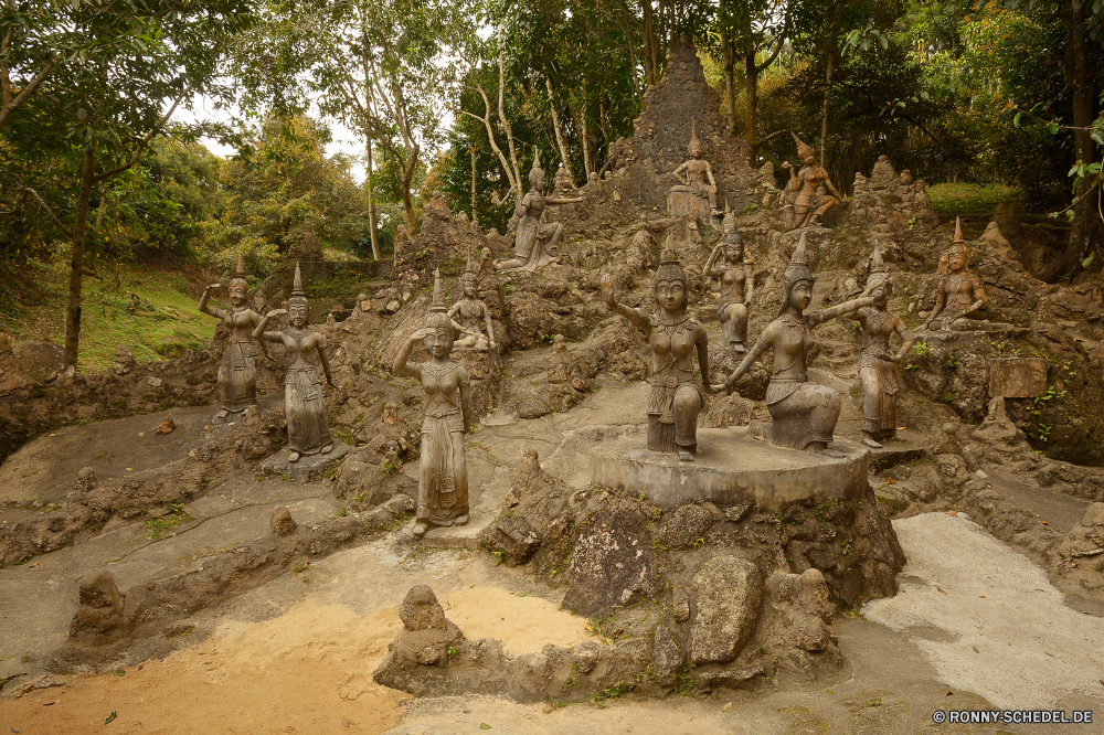 Secret Buddha Garden / Ko Samui Baum woody plant vascular plant Landschaft Pflanze Bäume Wald Kraut Park Himmel Reisen Berg Stein Umgebung landschaftlich im freien Fels im freien Antike Gras Tourismus Hölzer Fluss Blatt Belaubung Szenerie Kiefer alt Entwicklung des ländlichen Berge fallen Blätter Wasser Feld Sand Sonnenlicht Friedhof Wildnis Hügel Wüste natürliche Kofferraum Herbst Szene Süden Wolken friedliche Frieden Sommer Geschichte Sonne außerhalb Kultur Pfad Felsen horizontale Grab Holz See Insel Branch Tourist ruhige am Morgen Land Tag Wild Architektur Saison Ruine Garten Wandern Orange historische Ozean Kirche Urlaub historischen Straße Horizont Landwirtschaft niemand tree woody plant vascular plant landscape plant trees forest herb park sky travel mountain stone environment scenic outdoor rock outdoors ancient grass tourism woods river leaf foliage scenery pine old rural mountains fall leaves water field sand sunlight cemetery wilderness hill desert natural trunk autumn scene south clouds peaceful peace summer history sun outside culture path rocks horizontal grave wood lake island branch tourist tranquil morning country day wild architecture season ruin garden hiking orange historical ocean church vacation historic road horizon agriculture nobody